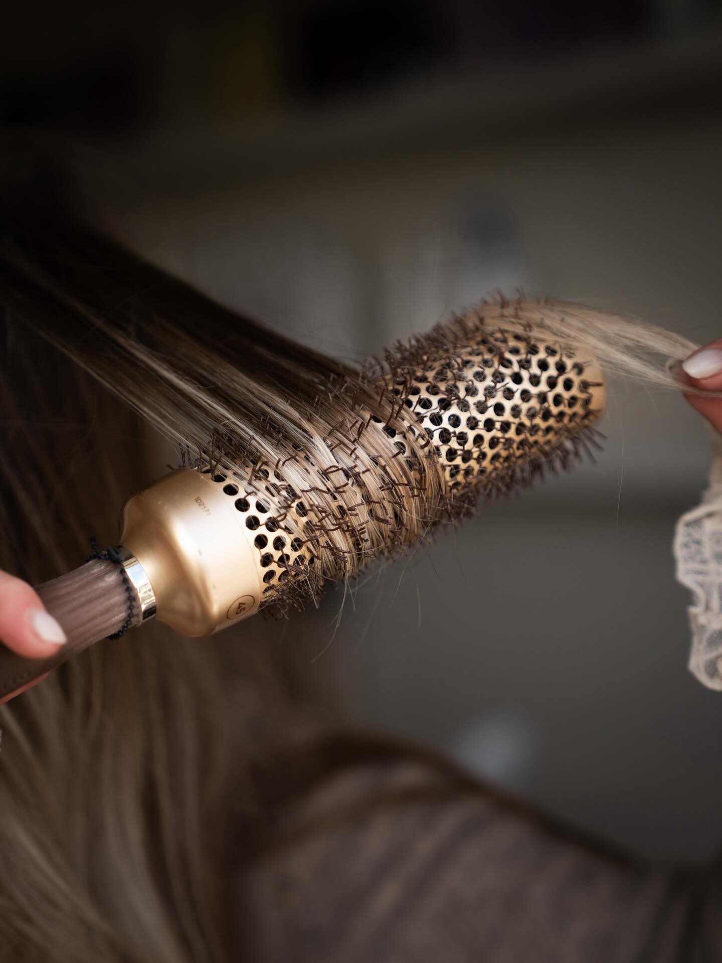 Waarom ik fan ben van Olivia Garden föhnborstels ✨
Als je echt een salonwaardige blow-out wilt, dan maak je met de juiste tools het verschil 💁♀️ En geloof me: de föhnborstels van Olivia Garden zijn echt een gamechanger!
Deze borstels zorgen niet alleen voor sneller drogen, maar ook voor een prachtig glad en glanzend resultaat. Dankzij de speciale technologie wordt de warmte gelijkmatig verdeeld en wordt het haar minder beschadigd. Minder pluis, meer shine ✨
Maar wat veel mensen vergeten: het goed polijsten van het haar is zó belangrijk! Door het haar tijdens het föhnen mooi glad te trekken en te sluiten, blijven de haarschubben netjes liggen. Dit zorgt voor. Meer glans, Minder pluis, gezondere uitstraling
💫 Langere houdbaarheid van je styling.
Kortom: wil je dat “net van de kapper” gevoel thuis creëren? Dan is een goede föhnborstel geen luxe, maar een must 🔥
#oliviagarden #fohnborstel #hairgoals #glans #gezondhaar #blowout