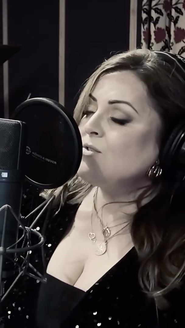 From dancefloor to wedding aisle… Can you name the song?
#acousticcover #lovesong #weddingsong