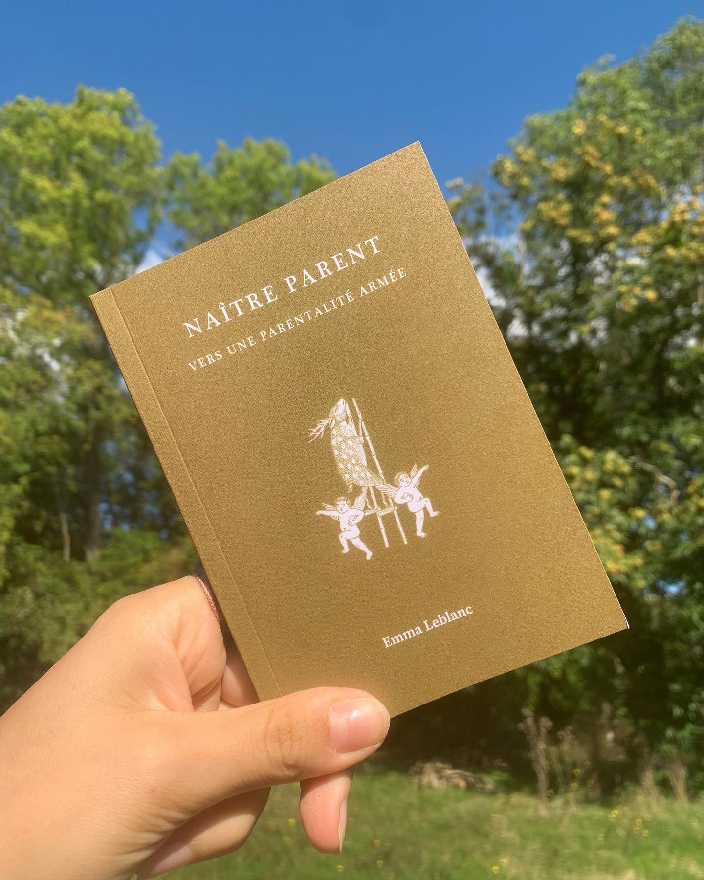 Naitre parent 🏹
Il y a des textes que l’on aurait du mal à partager en ligne, alors voici quelques réflexions auto-éditées, écrites avec mon cœur enflammé.
Les informations autour de la grossesse, de l’accouchement et de l’accompagnement de l’enfant sont disséminées dans notre imaginaire collectif, arbitrairement distribuées par les institutions et passées au tamis de nos genres, classes et origines. Naître parent propose des pistes d’émancipation, d’indépendance et d’autonomie pour lever les dagues et boucliers, lever les voix et les corps à l’encontre de qui voudrait nous faire croire à l’innocence des choix.
Parent ou non, j’espère que cette flèche lancée en l’air vous touchera quelque part.
💸 5 euros
📮Frais de port (France) 2,78 euros
💳 Paiement par PayPal ou virement.
A6 - 62 pages
Plus d’infos sur mon site sur l’onglet NAÎTRE PARENT (lien en bio) 💘
#parentalité #naissance #naissancerespectée #doula #parentsfeministes #autoedition #enfance #grossesse #egalitehommefemme #postpartum #genre #accouchement #accouchementrespecté #maternité #paternité #matrescence