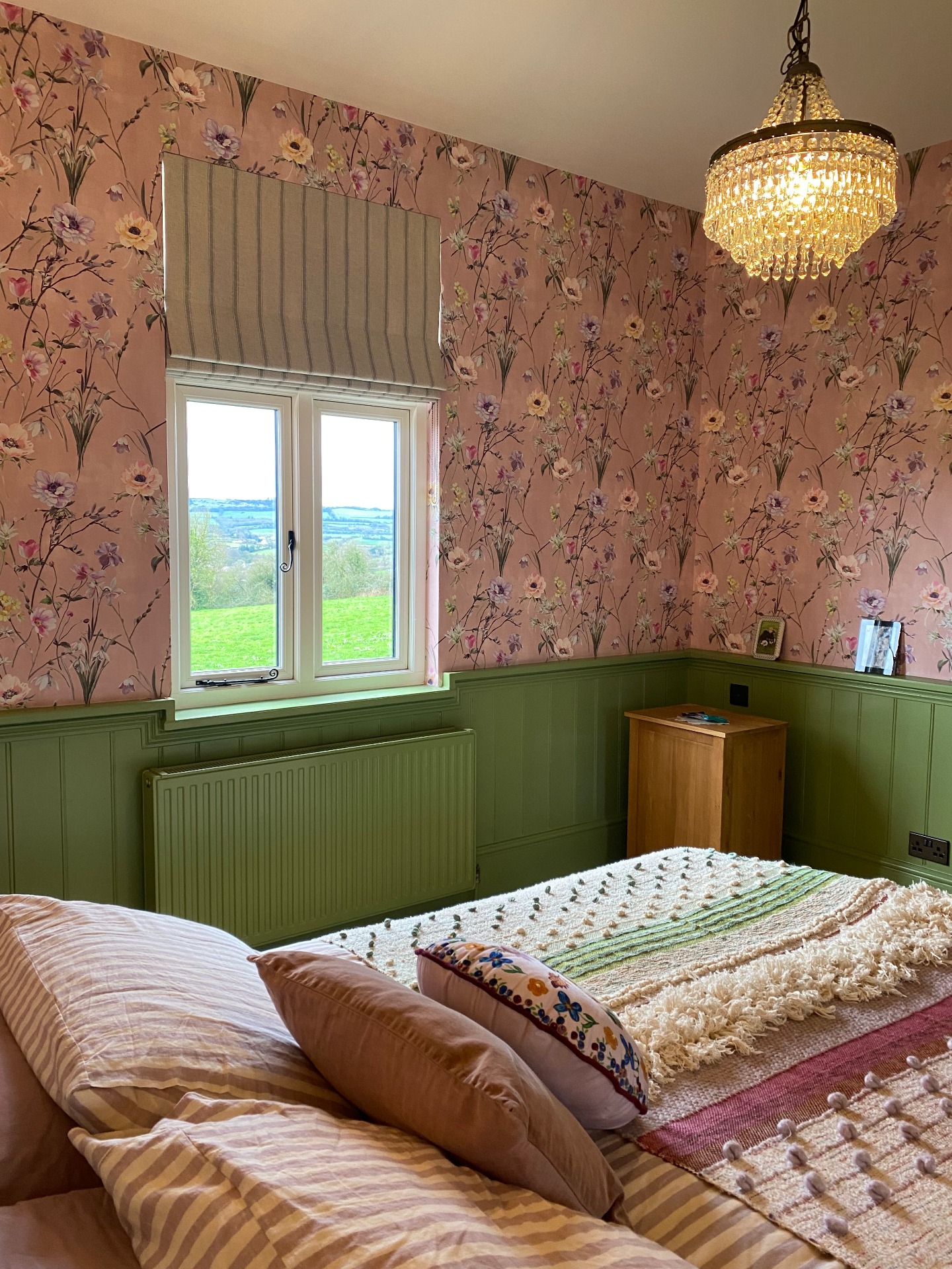 • Frame •
A roman blind is the perfect way to frame a view, following the lines of the window for a sleek, unfussy look. This one is thermally interlined & blackout lined for extra light-protection and insulation.
#ianmankin #bristolblindmaker #bristolinteriors #bristolhomes #countryhomeinteriors