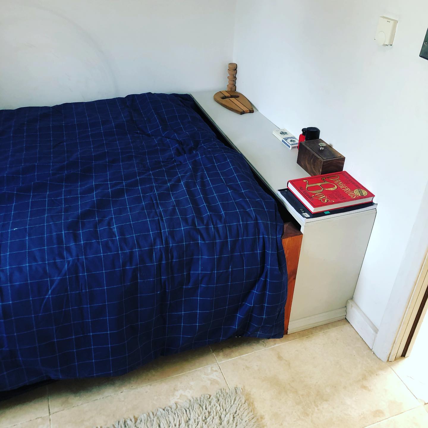 Scribed end of bed table ✅#madetomeasure#furniture #joinery#design#modernjoinery