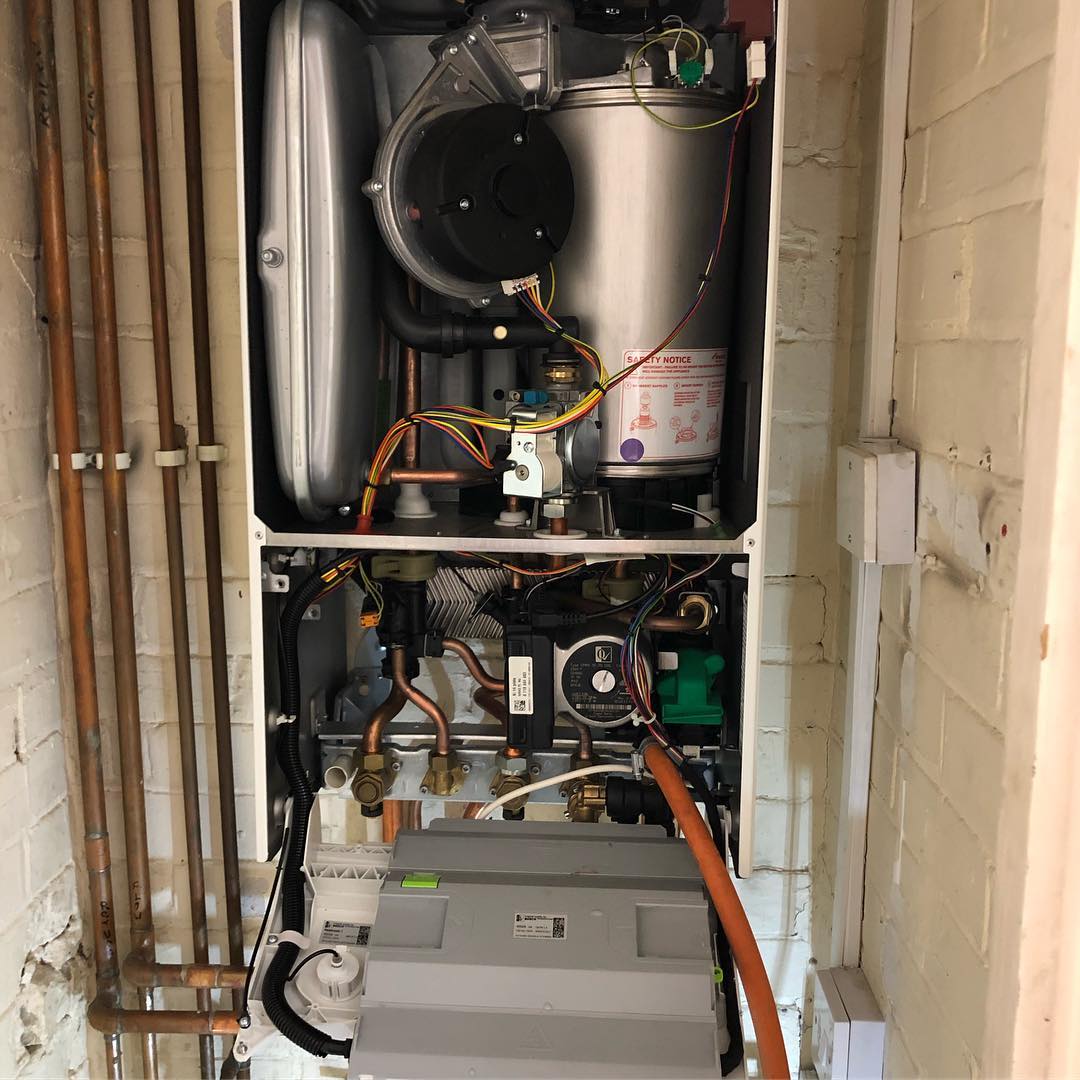 Full strip down boiler service on this Worcester Combi
#worcesterbosch #combi #boilerservice #stripdown #sparkly #plumber #localplumber