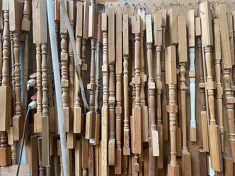 Our associate recently visited the stair manufacturers for our Lancelot Place project🪵 We can’t wait to see these come to life as shown in these stunning interior renders by studio @studioninety90 ✨ #stanesbyarchitecture #staircase #interiores #london #londondarchitecture