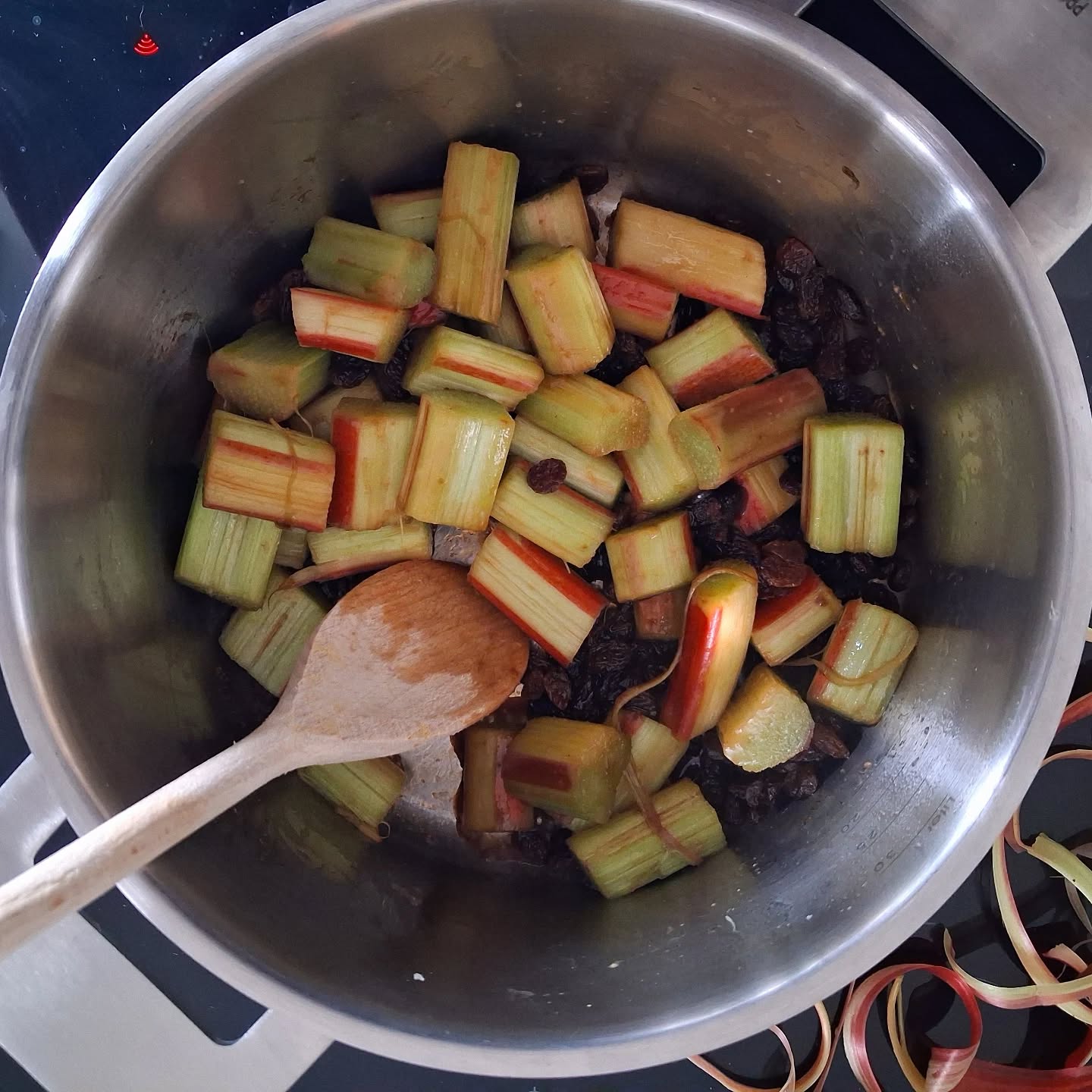 Rhubarb rhubarb. 🌱Anyone else harvested their first batch of the season yet?? This lot's gone in a pan with ginger & honey and a handful of sultanas; probably dollop it into some porridge or yoghurt for brekky this week. What are you doing with yours? 😋😍😋
#springhassprung🌸 #rhubarb #growyourownfood🌱
#gardeninspiration