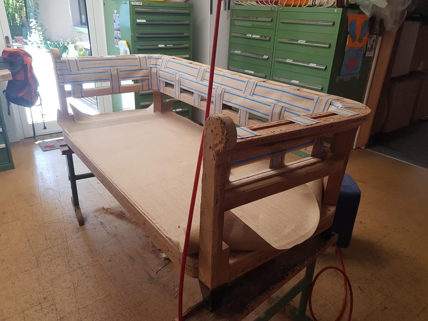 Nachher✨
Schweizer traditions Handarbeit wie vor 100 Jahren.
Kanape mit kapitoniertem Rücken.
#aufdermaurwohnbedarf #ausaltmachtneu