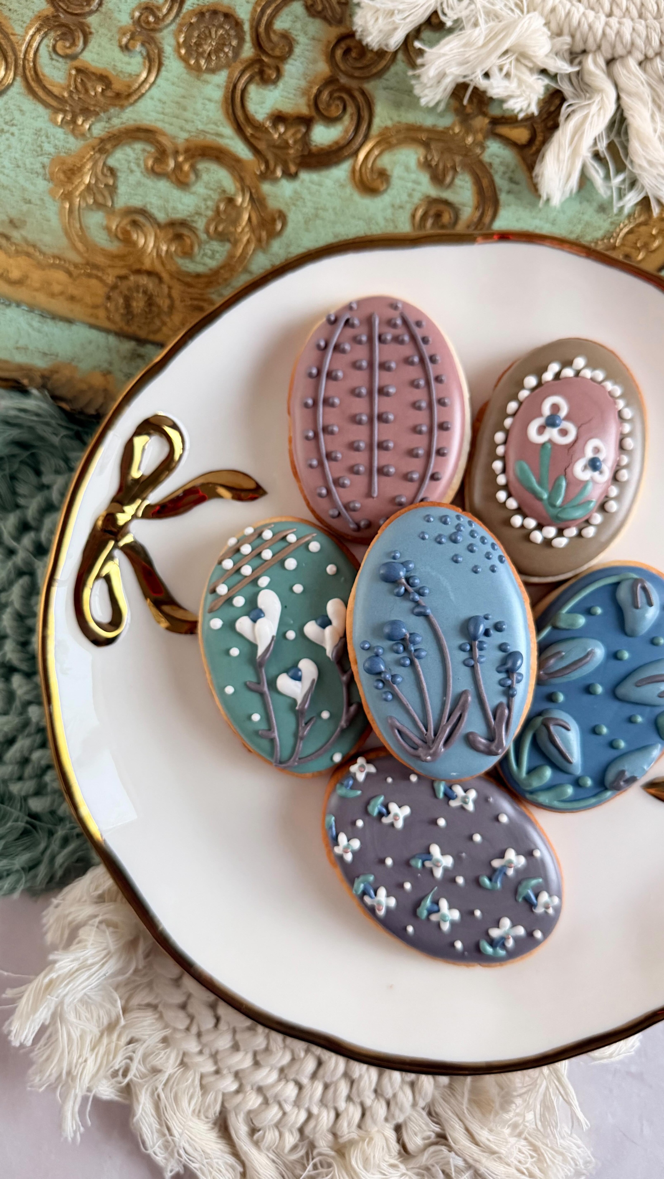 Easter cookies 🪻 these won’t be at the sale fyi but stay tuned to watch for the rest of the set 🩷
.
#easter #eastercookies #cookiedecorating #cookievideo #eastereggs