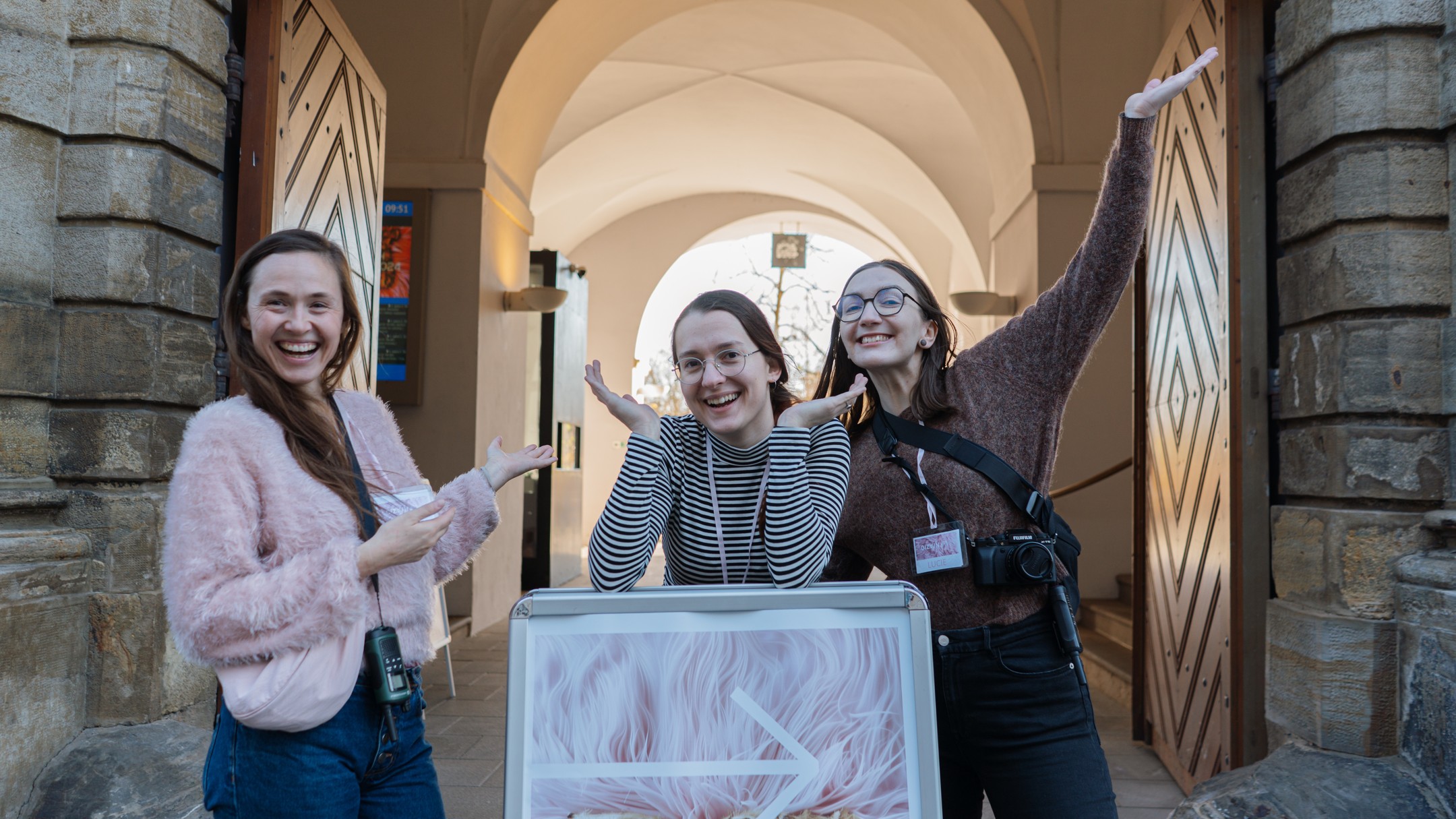 Děkujeme za krásný 1. den všem návštěvníkům a prodejcům. Těšíme se na viděnou zítra! 🩷 #dizajntrh
@icok_cz, @olomouc_tourism, @olomouc.cz, @sakypaky, @univerzita.palackeho