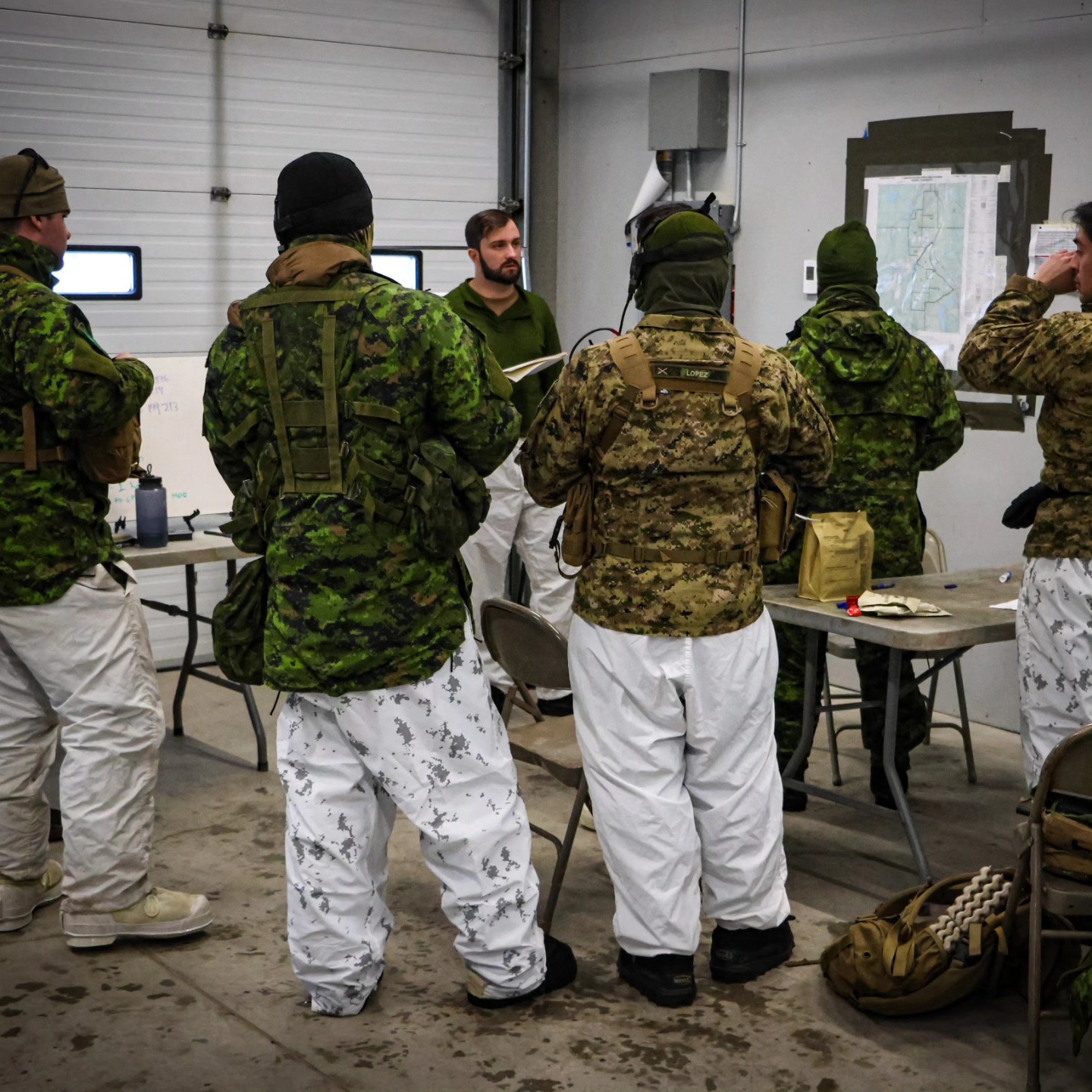 From 21-23 February 2025, members of The Royal Regiment of Canada participated in Ex LANCASTER CHILL (Ex LC) at Burwash Range and Training Area.
Ex LC consisted of two parts - the Cold Weather Operator (CWO) course, and the unit field training exercise (FTX). Those on the CWO course learned the skills needed to fight and survive in a cold weather environment, including building improvised shelters, fishing, and trapping game. The CWO course was joined by international staff and students at the Canadian Forces College. Those on the unit FTX conducted reconnaissance patrols.
Would you like to know more?
linktr.ee/royalregimentofcanada
📸 Cpl R. Surphlis
Du 21 au 23 février 2025, des membres du Régiment royal du Canada ont participé à l'Ex LANCASTER CHILL (Ex LC) au champ de tir et secteur d'entraînement de Burwash.
L'Ex LC comprenait deux parties : le cours d'opérateur par temps froid (Adjuc) et l'exercice d'entraînement en campagne (EAC). Les participants à l'EAC ont acquis les compétences nécessaires pour combattre et survivre dans un environnement froid, notamment la construction d'abris improvisés, la pêche et le piégeage. Le cours d'Adjuc a été suivi par du personnel international et des étudiants du Collège des Forces canadiennes. Les participants à l'EAC ont effectué des patrouilles de reconnaissance.
Vous souhaitez en savoir plus ?
linktr.ee/royalregimentofcanada
#CanadianArmy #CanadianForces #CAF #soldier #IchDien #ReadyAyeReady #StrongProudReady #FortFierPrêt