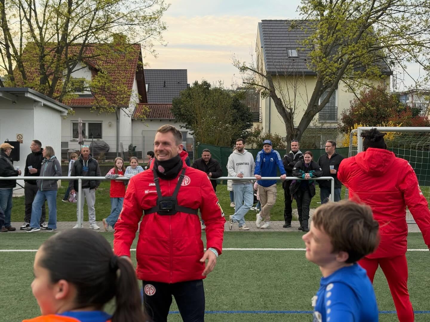Willkommen Daniel ❤️🤍
Du auf dem Dienheimer Sportplatz? Wow 🤩🤩🤩
#dienheim #sportfreunde #mainz05 #05erclubpartner