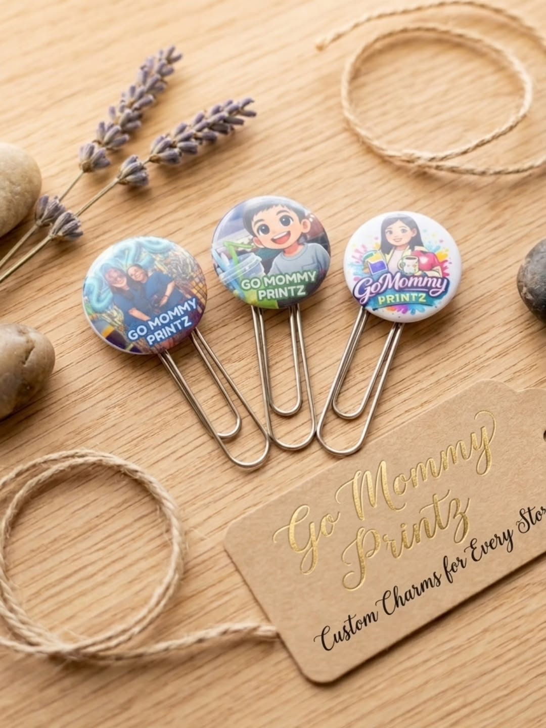 Small but terrible...ly cute! 🎁💖
Naghahanap ng budget-friendly gift for your teachers, officemates, or friends? Ito na 'yun! Customizable with names, icons, or tiny photos.
Customized: Personal touch for every clip.
Functional: Keeps your papers organized.
Unique: Hindi ito 'yung nabibili lang sa kahit saang bookstore.
📩 Message us for orders!
TikTok: _gomommyprintz
Instagram: _gomommyprintz
Facebook: GoMommy Printz
📍 Batangas City