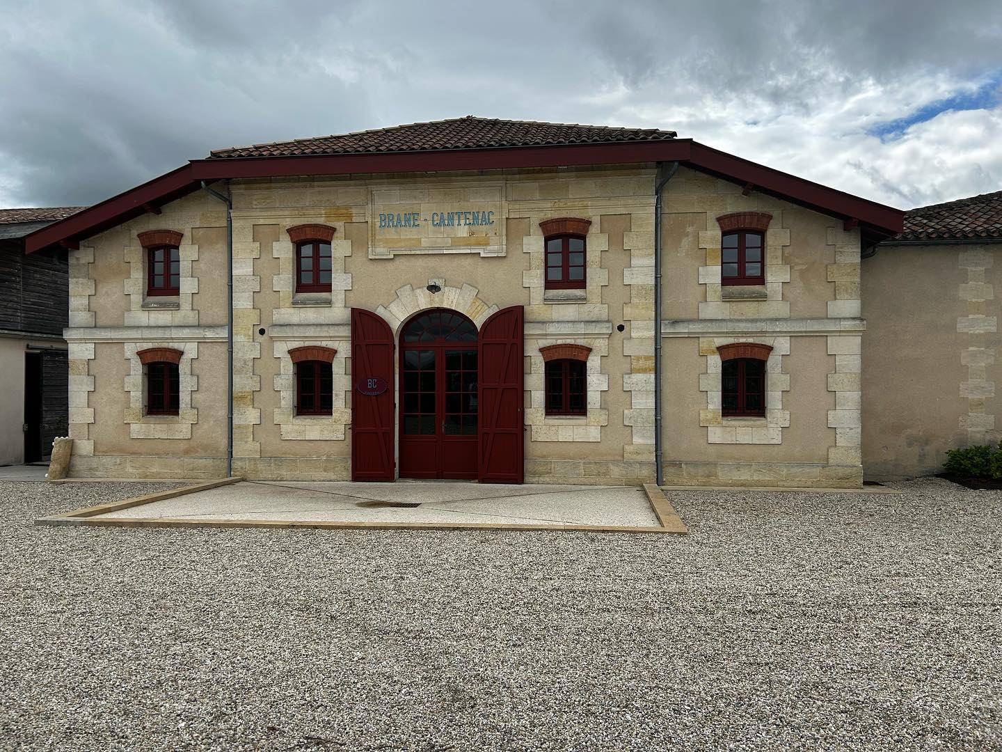 Enjoyed touring this family owned estate this week in Margaux. Lovely blends created from this beautiful terroir. Modern yet traditional. #chateaubranecantenac #margaux #winetours #bordeaux #bordeauxmaville #medoc
