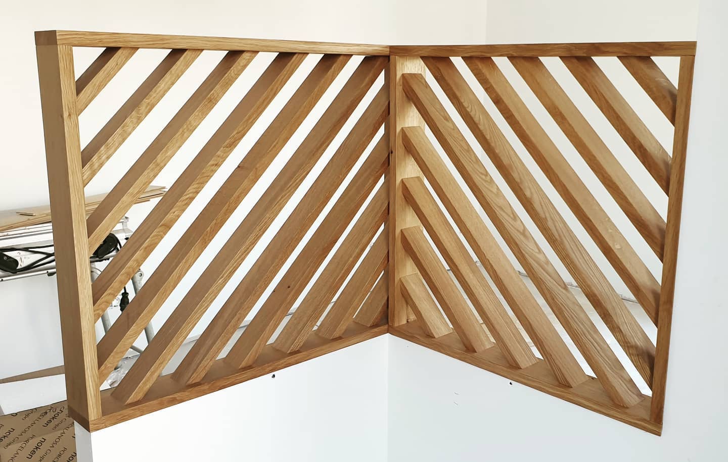 Fabrication d'un claustra en chêne massif, le but étant de laisser la kitchenette semi-ouverte, le rendu est sympa 😊
Cuisine Ikea
Crédence stratifié fenix sur mesure
#claustra #chêne #cuisine #studio
#ebeniste #bois #design #wood
#woodworking #ebenisterie #decorationinterieur #deco #ikea #menuisier
#travaildubois #madeinfrance🇫🇷