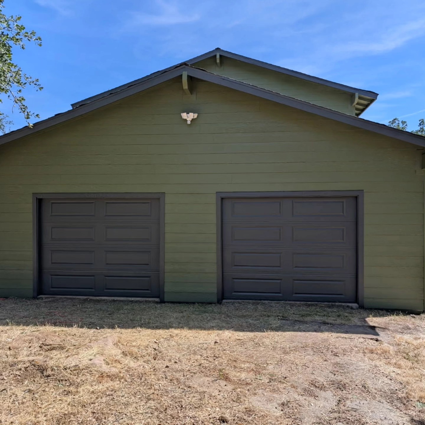 Who knew dark colors could make a home look so bright?
.
.
.
.
#fresno #oakhurst #clovis #basslake #madera #friant #coarsegold #northfork #maderacounty #fresnocounty #paintingcontractors #familyownedbusiness #homepaintingservices #residentialpaintingservices #commercialpaintingservices #centralvalleyca #centralvalleybusiness #supportsmallbusiness #centralvalleypainting #centralvalleyhomes #mainstreetpaintingcompanyfresno
#mainstreetpaintingcompanyoakhurst
