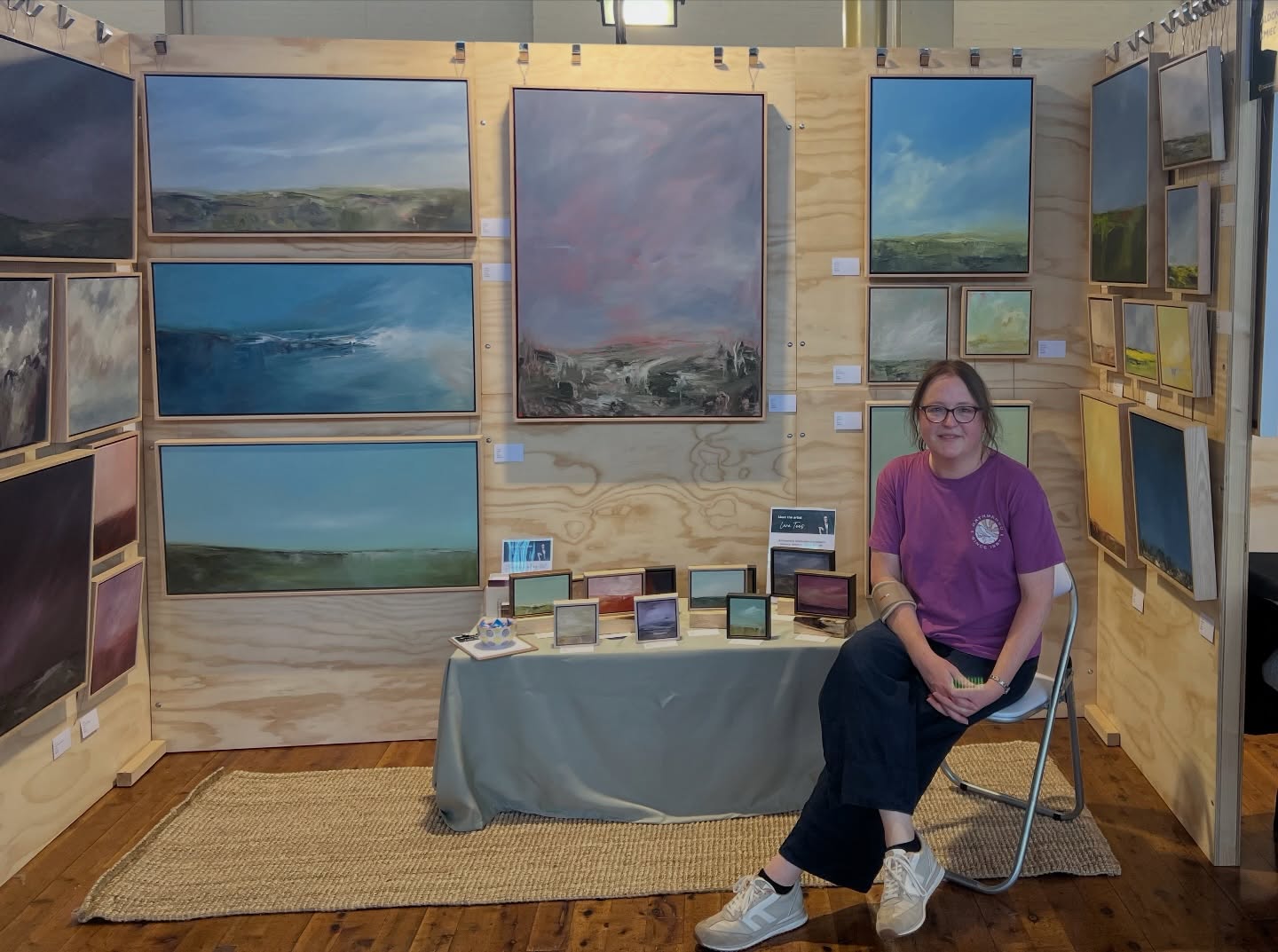 Bump in complete! 4 hours installing in the heat explains the hot sweaty face 🤣😁
So excited for the opening of the @melbflowershow on Wednesday. If you’re coming to the show don’t forget to come and visit the art fair up on the mezzanine, it’s a great line up of artists ☺️
#melbflowershow