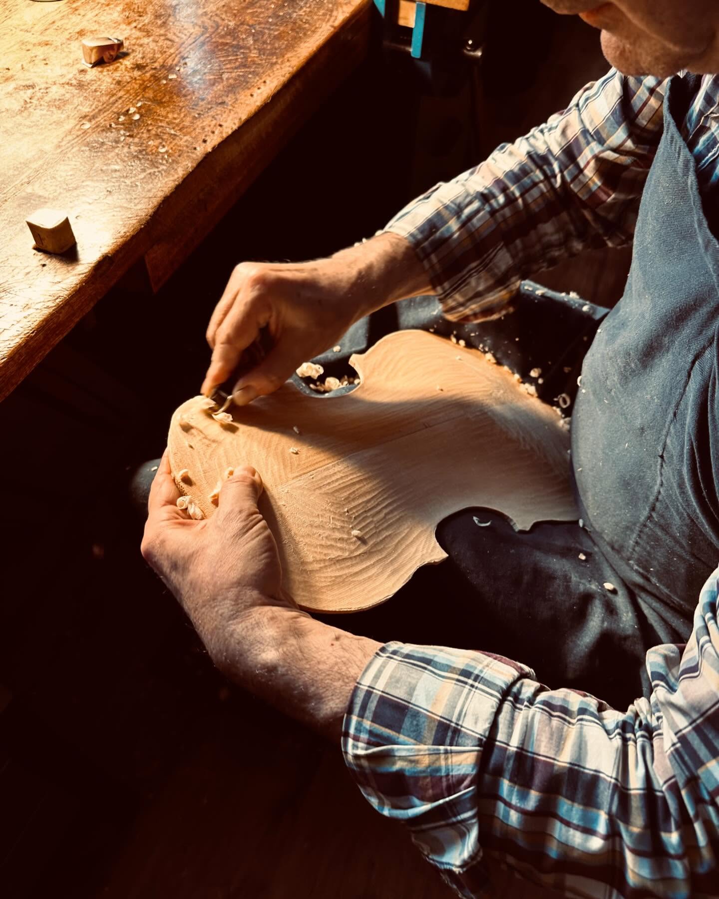 The art of the master craftsmen: where every curve counts, the next viola ceiling is brought into shape.
#berndhiller&son #viola #handwork #spruce #highend