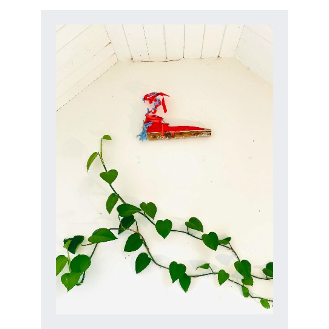 Hola! Here’s is a bright bit of Flotsam turned flatform high up on my wall. It’s a found bit of wrecked oak fishing boat with the original rope, caulk and orange fishing net caught between the layers. The colour is all original.
Magical. I found on the city strand in Foz do Douro, Porto where we lived for a while.
I turned it round and round in my hands until what it was going to be came to me. I feel it is a kind of talisman of connection and communication.
I love how the Japanese are intentional about their spaces. That spaces can be waiting and preparing for people to be within them is beautiful.
Art has a big role to play in setting this intention. Here this funny bit of flotsam seems perfect for setting the the tone of this space as all about home as a place of joyous connection.
artcurator
#artininteriors
#artmatters
#artisthouse
#artistdiary
#artconsultancy
#interiordesigninspiration
#colourstylehome
#popsofcolour
#designwithcolour
#upcycleddecor
#theloveofart