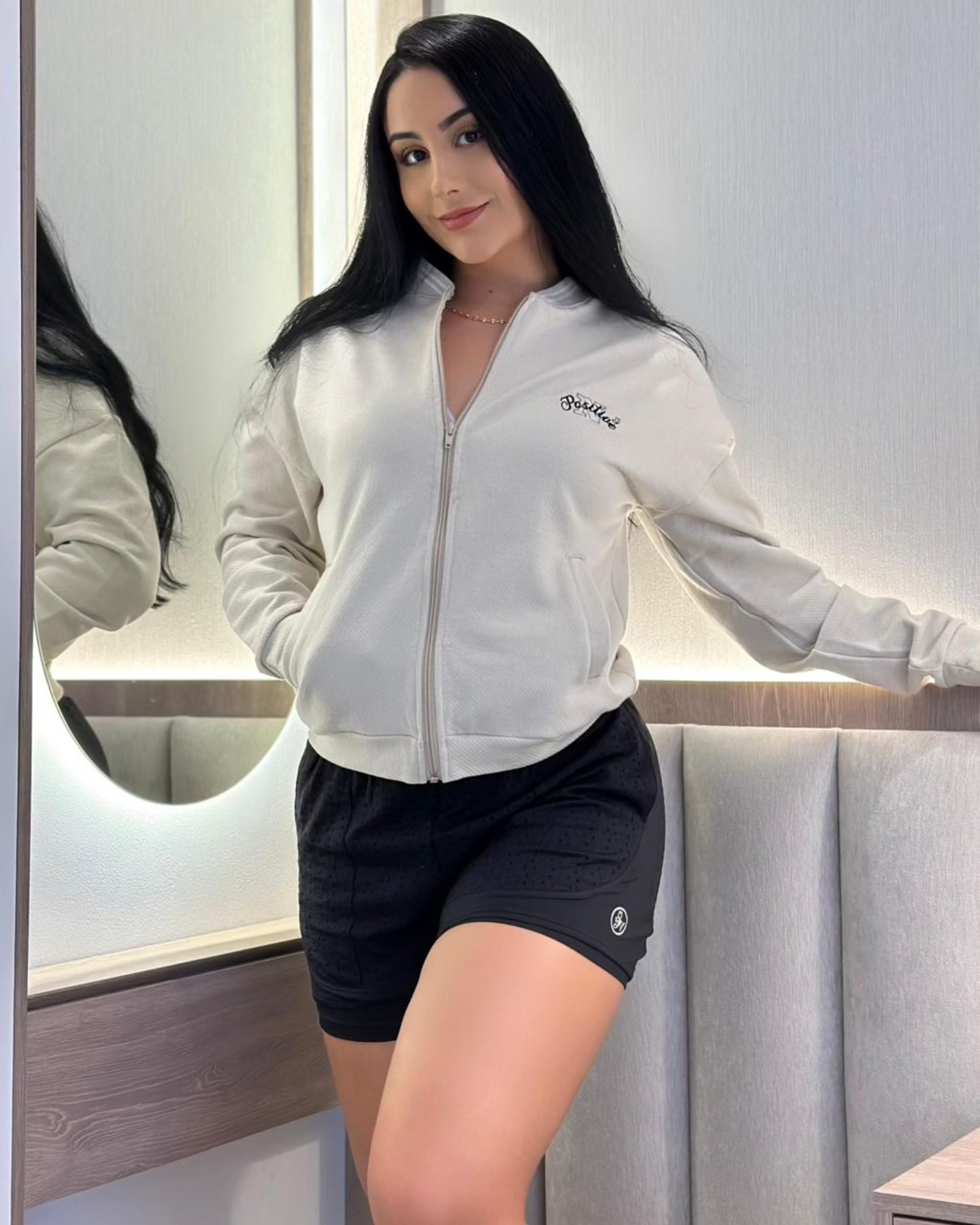 ✨ ¡NUEVA REFERENCIA EN NATSUKI! ✨
Nuestra chaqueta llegó para elevar tu estilo con toda la actitud.
Disponible en 4 colores y tallas S, M, L y XL, perfecta para combinar con lo que quieras, ¡porque comodidad y estilo van de la mano! 💫
💌 Escríbenos para más info o para hacer tu pedido.
#NatsukiStyle #NatsukiOficial #ChaquetasConActitud #NuevaColección #StreetStyle #ComfyAndCool