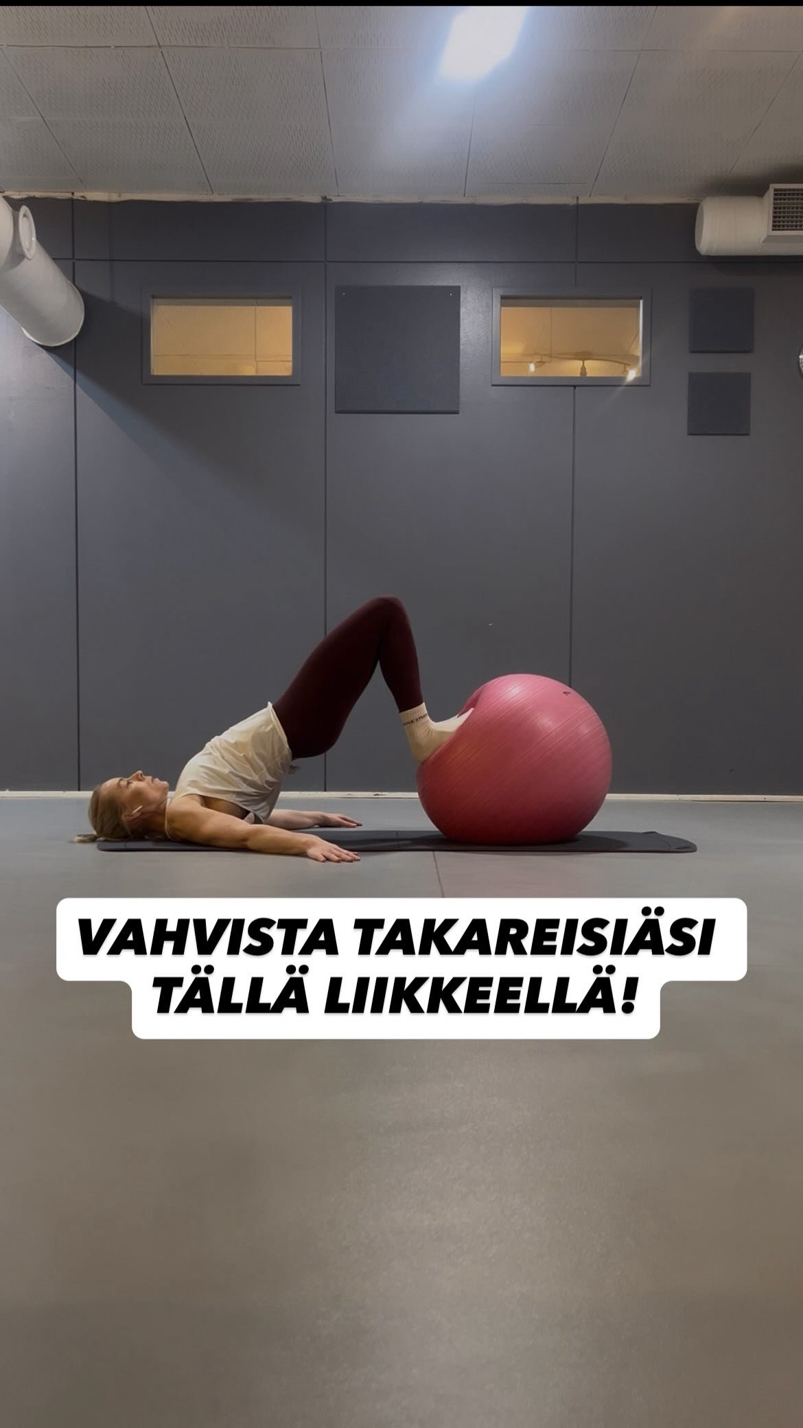 Tässä loistava takareiden vahvistava liike!
Taso 1: polven koukistus molemmilla jaloilla
Taso 2: polven koukistus yhdellä jalalla
Muista jarruttaa liike hitaasti eteen!
Toista 3x8-10. Palautus 1-2 min.
Liikkeessä vahvistuvat erityisesti takareidet ja pakarat, ja samalla kehonhallinta sekä core kehittyvät. Tärkeä esim. juoksuun sekä hyppyihin 👉🏻 erityisesti alastulojen hallintaan.
Tallenna ja ota testiin! ✅
Seuraa tiliäni jos haluat lisää treenivinkkejä!💪🏻
#takaketju #takareidenvahvistus #voimaa #voimaharjoittelua #hyvinvointi