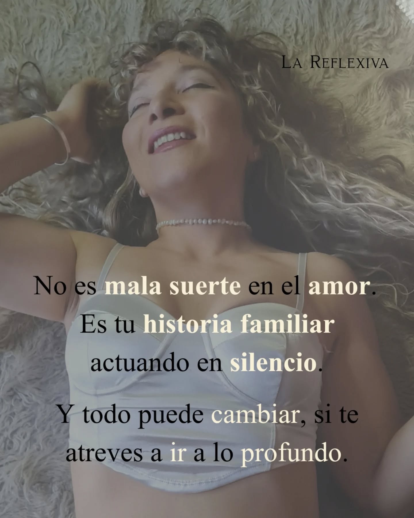 No tenés mala suerte en el amor.
Es tu historia familiar actuando en silencio.
Y cuando esa historia se ordena…
todo cambia.
Empiezan a aparecer vínculos donde hay claridad.
Donde el otro también está disponible.
Donde no tenés que forzar, ni sostener sola, ni dudar todo el tiempo.
Relaciones que se sienten bien en el cuerpo.
Recíprocas.
Seguras.
Con espacio para compartir, disfrutar y construir.
Donde el amor deja de ser algo que se persigue
y pasa a ser un lugar donde podés descansar, crecer y expandirte.
Amo acompañar mujeres en ese camino, un retorno a su coherencia interna. A reconocer, resignificar Y dejar de repetir modelos históricos donde las mujeres de tu familia fueron las que pudieron solas con todo.
Si es momento de encender esa luz, aquí estoy para guiarte. Este es el trabajo que hacemos con mucha profundidad en TRAVESIA.
Podes escribirme y vemos tu situación o si ya sabes que este es tu lugar, directamente registrate en el enlace que tenes en biografía.
Lista para llevarte a la liberación.