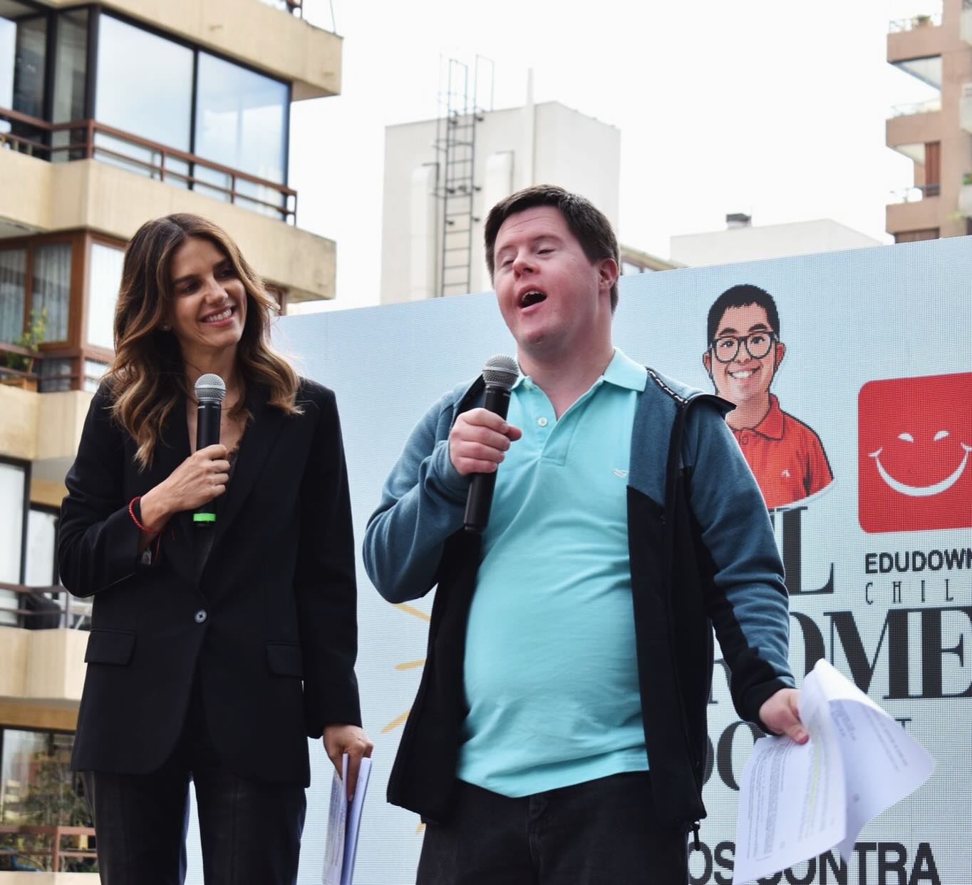 ✨ Voces, pasos y derechos
En el marco del Día Mundial del Síndrome de Down, vivimos una jornada que fue mucho más que una conmemoración: fue un llamado a la acción.
Familias, jóvenes, empresas y autoridades se unieron para visibilizar la inclusión como una prioridad país, avanzando juntos en derribar barreras y construir más oportunidades reales.
Un encuentro lleno de emoción, comunidad y compromiso, que marca un antes y un después en la agenda de inclusión en Chile.
💛 Seguimos avanzando, porque la inclusión no puede esperar.
#Edudown #Inclusión #SíndromeDeDown #JuntosPorLaInclusión