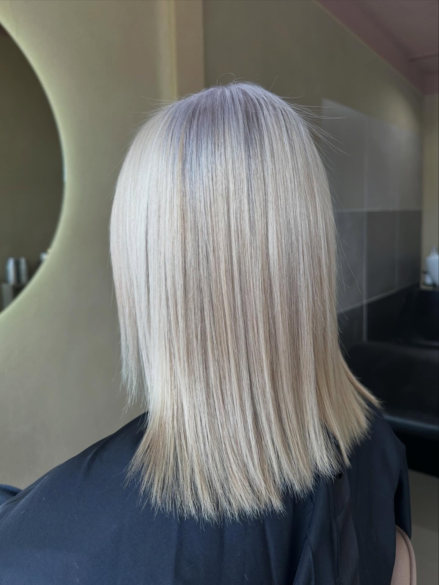 Before & after of our nanoplasty smoothing treatment 🌟
Smoother, softer, frizz-free/less frizz, more shine, and so much easier to manage.
#nanoplasty #beforeandafter #yuduyuhairsalon #waihekehairsalon