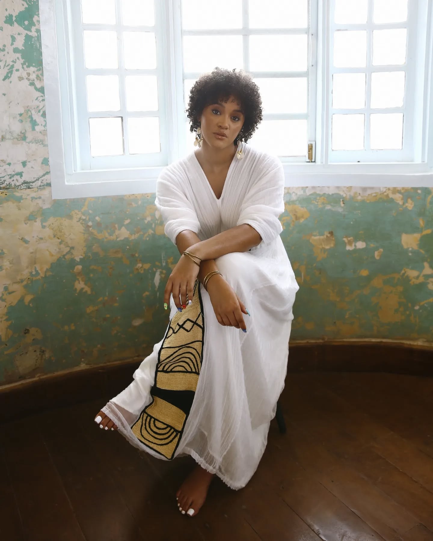 WE ARE, AS YOU ARE.
Trusting. Loving.
In every piece, we find trust. In every look, we feel love. This is more than a campaign—it’s a connection. Our bond with you, our audience, is built on trust and guided by love. You trust in us to create, and we trust in you to inspire. Together, we elevate.
Here’s the second look of our 2024 campaign. Where trust and love meet style, and the journey is always shared.
#ElleLokko #WeAreAsYouAre #TrustingLoving #2024Campaign
Art Direction: @donnamanfania
Creative Direction & Photography: @iamkaptin
Muse: @shadeeyaghoubi
Makeup: @da_therapizt
Costume Styling: @larleyyy @onthejobb
Prod. Assistant: @iamgrande_
Costume: @rahela_ltd
Earrings: @ize_sekeli
Production Company: @newsaintcorp