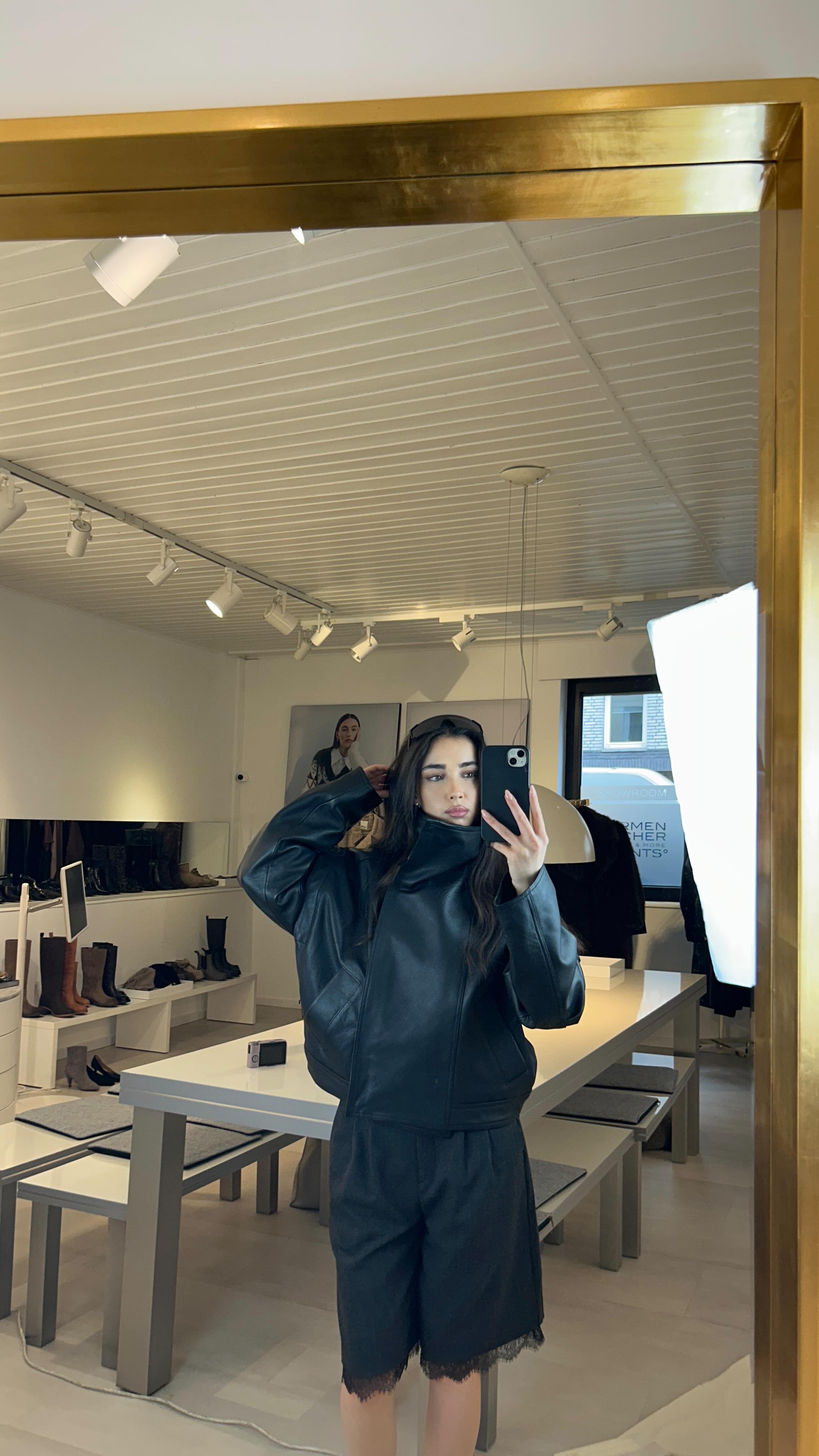 Modern feminin trifft auf klare Linien. Drop 4 von Sofie Schnoor.
Louisa interpretiert die Key Looks der Saison:
Fließende Tops mit femininen Details als softer Gegenpol zu strukturierten Blazern
Relaxed Tailoring für eine neue Selbstverständlichkeit im Alltag
Statement Leather Pieces für Spannung im Sortiment
Short Sets und Layering Pieces für moderne Übergangslooks
Die Kollektion lebt von Balance zwischen Stärke und Leichtigkeit, zwischen Statement und Everyday Wear.
Wir sind verliebt. Sofie Schnoor hat mal wieder gezaubert. Und welcher Look ist euer Favorit?
Die Präsentation läuft aktuell bei uns im Showroom bis einschließlich 21. April.
Sichern Sie sich jetzt Ihren Wunschtermin ganz einfach über unsere Homepage oder via Message.
⸻
Willkommen bei Carmen Fischer Agents.
Unser Showroom im Düsseldorfer Lorettoviertel ist ein Treffpunkt für internationale Fashion Labels und den stationären Handel.
Hier entdecken Concept Stores, Boutiquen und Einkäufer eine sorgfältig kuratierte Auswahl aus Fashion, Schmuck, Accessoires und Schuhen.
Wir glauben an starke Marken, persönliche Beziehungen und Kollektionen, die im Handel wirklich funktionieren.
📍 Düsseldorf
👗 Fashion, Schmuck, Accessoires, Schuhe
🤝 Für Concept Stores, Boutiquen und Einkäufer
Sie möchten unsere Marken kennenlernen?
Buchen Sie Ihren Termin über den Link in unserer Bio.
#carmenfischeragents #modeagentur