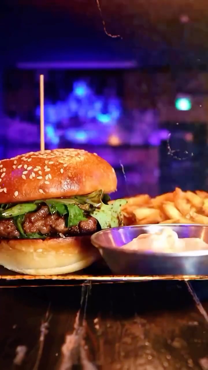 FIG ET FROMAGE has entered the chat 🍔
beef patty, fig jam, arugula, and blue cheese glazed onions — sweet, savoury, and just a little bit fancy.
march only. no extensions. no regrets. #royalelectric #downtownguelph #guelpheats