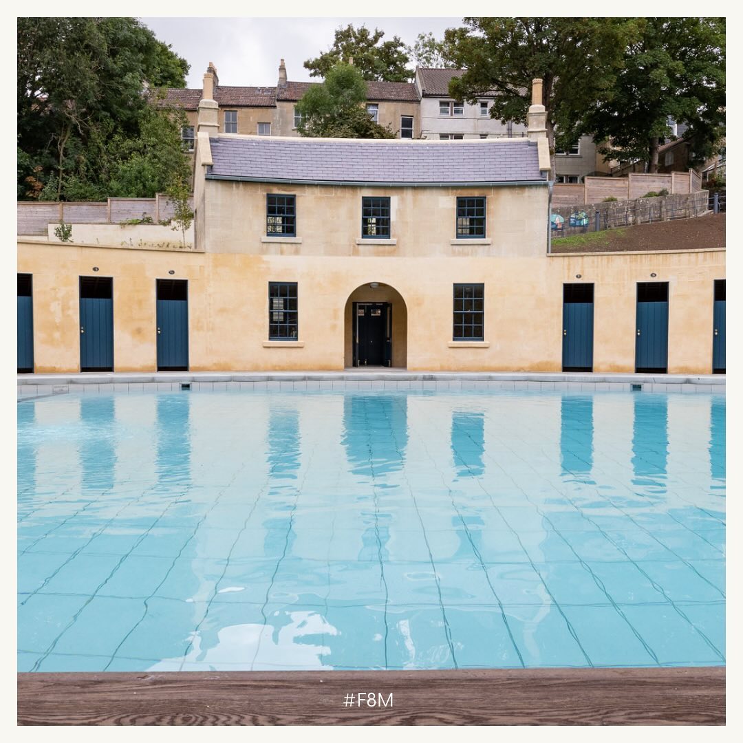 Dziś Międzynarodowy Dzień Ochrony Zabytków!
Z tej okazji zabieramy Was w podróż do miasta Bath w Wielkiej Brytanii. Przygotowaliśmy dla Was historię sukcesu społecznej renowacji zabytkowego kompleksu basenów na świeżym powietrzu.
Od początku swojego istnienia było to miejsce napędzane energią lokalnej społeczności. Po kilku dekadach zaniedbania powróciły do swojej dawnej świetności i wspierają lokalny rozwój, równocześnie dając radość mieszkańcom i ich bliskim!
*
*
*
Zdjęcia pochodzą ze strony internetowej Cleveland Pools oraz publikacji online the Guardian z 30.09.2022.
#heritage #history #travel #zabytki #dziedzictwo #community #społeczność #rozwoj #innowacja #fundacja8marca #f8m #innovationmanor