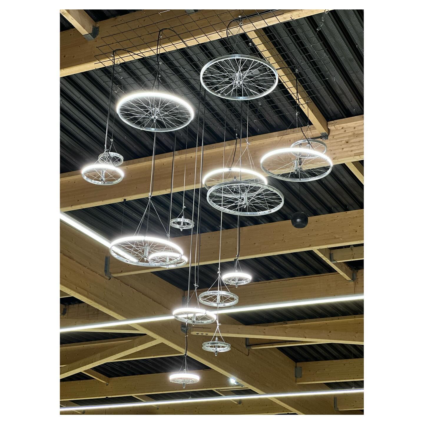 Création et installation de ce lustre monumental qui est la signature lumineuse du magasin @culturevelolh #lehavre @magasins_culturevelo . @juliencorporate @culturevelolh
#DesignCommercial #AménagementBoutique #ArchitectureIntérieure #DécorationDeMagasins #ConceptStoreDesign #AménagementIntérieur #ArchitectureRetail #DesignDIntérieur #CréationDeBoutique #DécorationCommerciale #AmbianceMagasin #DesignDeVitrine #ExpérienceClient #DécorDeMagasin #StyleCommercial #Design #Lustre #culturevelo #juliencorporate #velo #lehavre #lustres #chandelier