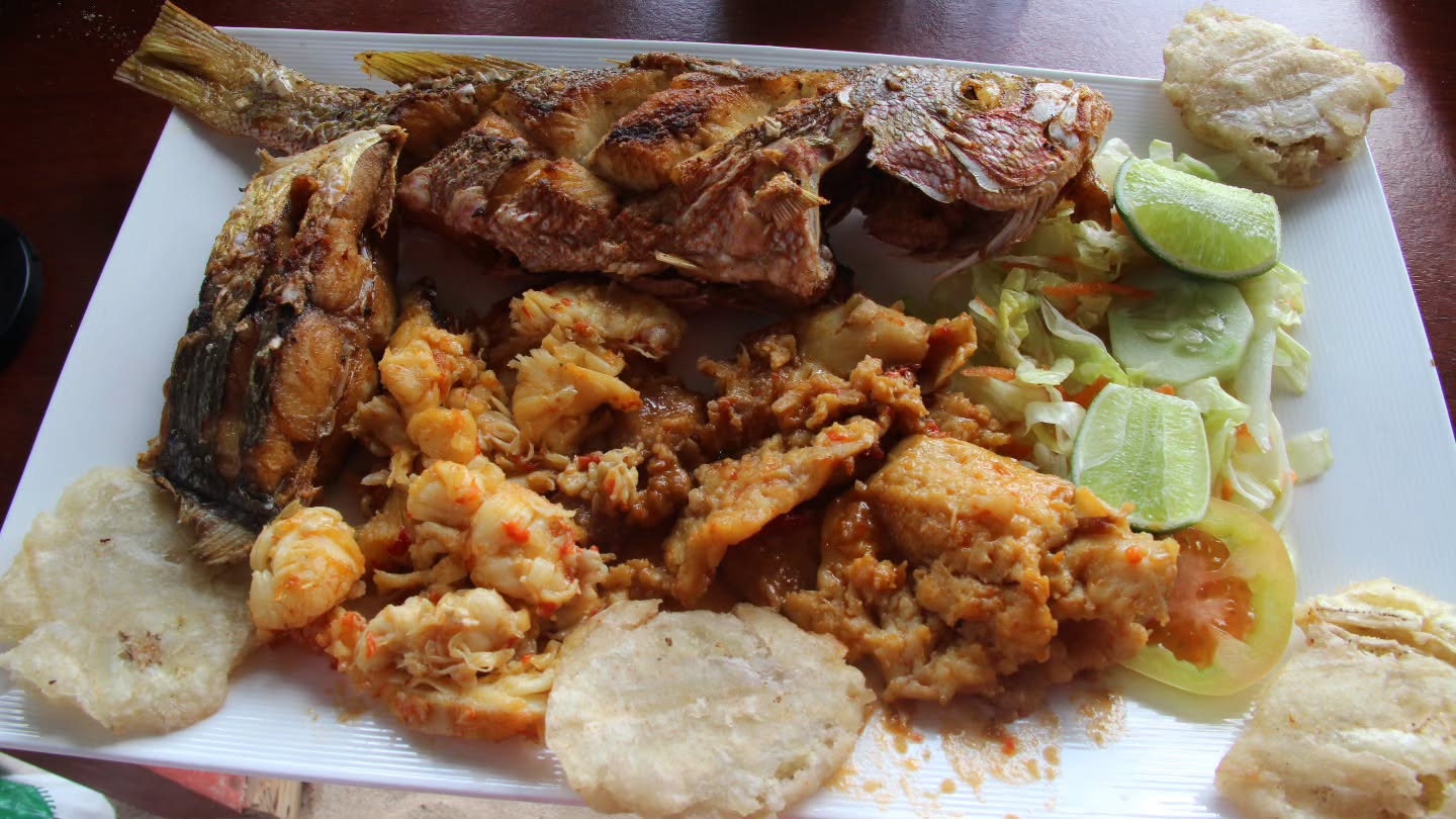 Hoy el plan es sencillo: 🌊 dejarse llevar por el sabor del Caribe…
En el Archipiélago, cada plato cuenta una historia llena de tradición, cultura y mar 🌅.
Desde un delicioso rondón, pasando por el pescado frito con arroz de coco, hasta una sopa de cangrejo que reconforta el alma… aquí comer es una experiencia que conecta con nuestras raíces.
El coco, el pescado fresco, la langosta y los sabores ancestrales hacen de nuestra gastronomía un verdadero placer al paladar. 🍛✨ �
💙 Pero disfrutar también es cuidar…
Recuerda respetar las vedas y no consumir especies en temporada de protección. Así ayudamos a conservar la vida marina y la riqueza de nuestra Reserva de Biosfera Seaflower. 🌿🐠
🌴 Este lunes festivo, saborea el paraíso de forma responsable…
📍 ¿Qué plato típico te antoja hoy?
#SanAndrésyProvidencia #TurismoSostenible #Seaflower #GastronomíaIsleña
#GuíaParadise