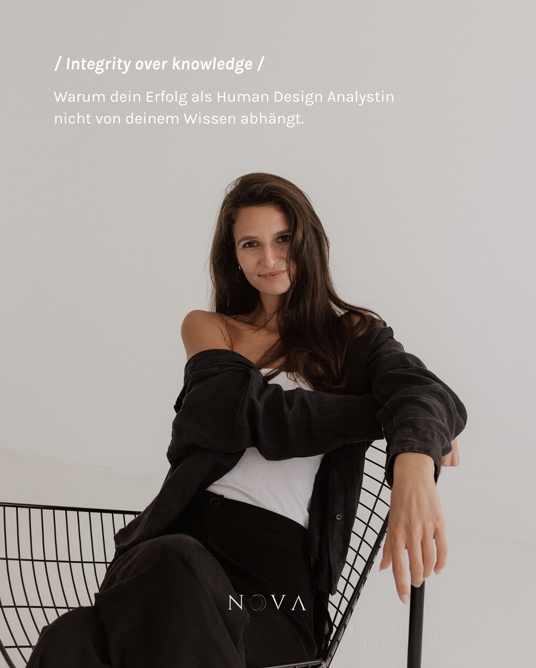 Wissen ist das eine. Dieses Wissen auch verkörpern ist das andere.
Und genau darin liegt der Unterschied zwischen Human Design Analystinnen, die „viel erklären“ können und denen, die wirklich etwas in Menschen bewegen.
Denn: Du kannst alles über Human Design wissen und trotzdem löst es nichts aus. Weder in dir noch in deinem Gegenüber.
Weil Wissen allein verändert nichts.
Die Analystinnen, die wahre Tiefe schaffen und wirklich transformieren LEBEN, wovon sie sprechen.
Sie sind im Einklang mit ihrer Energie. Folgen ihrer Strategie & Autorität. Dekonditionieren. Schauen mutig hin.
Denn: Human Design ist Selbsterfahrung.
Es ist ein EXPERIMENT.
Wenn du das ignorierst, bleibt es nur ein interessantes Konzept in deinem Kopf.
Und wird nie in deinem Körper wirklich gespürt und erfahren.
In meiner Academy SOURCE bringen wir dich genau dahin - sodass Human Design nicht etwas ist, das du nur erklären kannst.
Sondern etwas, das du spürst, siehst und lebst.
Und du somit zu einer Analystin ausgebildet wirst, die nicht nur viel weiß - sondern ihr Wissen auch wahrhaftig verkörpert.
Du magst dabei sein? Kommentiere SOURCE, um direkten Zugang zur Warteliste zu bekommen und dir exklusive Boni zu sichern. 🪩🎓
——————————————
HUMAN DESIGN
SELBSTERMÄCHTIGUNG
AUSBILDUNG
#humandesigndeutschland #selbstermächtigung #humandesignacademy #humandesignlernen