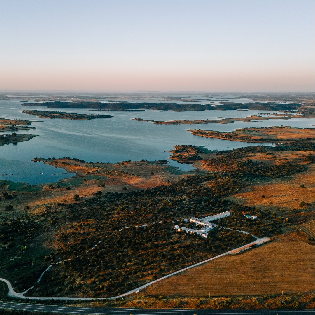 Por aqui a água moldou com carinho a paisagem alentejana. O Alqueva nasceu do Guadiana e redesenhou o nosso horizonte. Mais do que marcar a paisagem, este mar interior é fonte de vida e o coração que bate forte na planície, moldando o território com a suavidade de um abraço. Onde a água permanece, a vida floresce com força renovada.
Here, water has lovingly shaped the Alentejo landscape. The Alqueva was born from the Guadiana and has redesigned our horizon. More than just marking the landscape, this inland sea is a source of life and the heart that beats strongly in the plains, shaping the territory with the softness of an embrace. Where water remains, life flourishes with renewed strength.
World Water Day: March 22nd
Dia Mundial da água: 22 de Março
#Alqueva #Alentejo #Natureza #PortugalAutentico #GrandeLago #landscape #paisagem #montimerso #montimersoskyscapecountryhouse #monsaraz #alentejo #portugal #VisitAlentejo