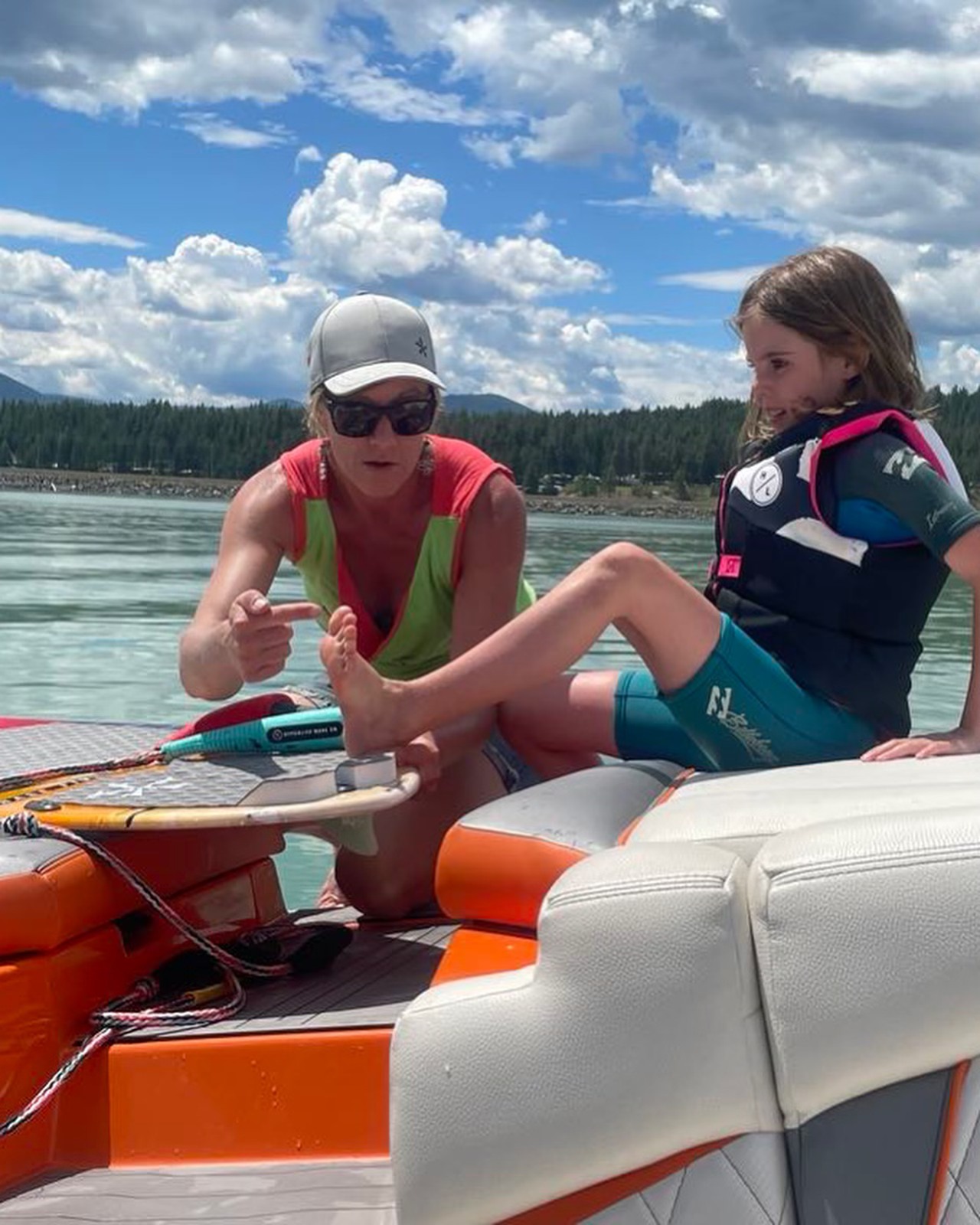 Such a pleasure to go coach this wonderful family on their boat the other day! Violet (7yrs old) getting up by herself; Amanda overcoming her fears and got up, Tony trying a new board; Matt learning to surf farther back in the wave and corrected some old habits and Andrea dropping the rope for the first time! Good job everyone!!!
๐โโ๏ธ๐ค๐ป๐
#wakesurf #koocanusa #surfh2oschool #summerfun