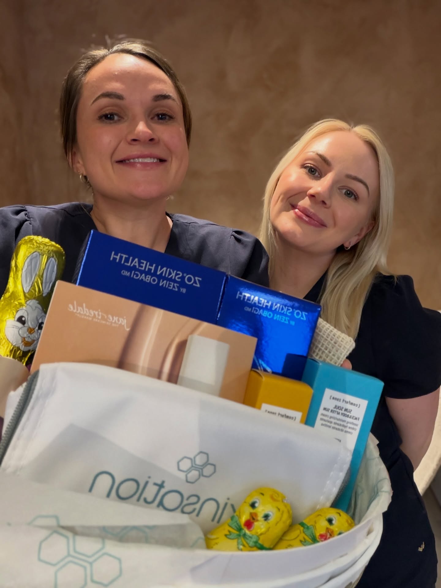 🐣 PÅSKEGIVEAWAY 🐣 Vi ønsker å dele ut et megadigg påskeegg med en verdi på vel over 4500,- 😍
For å delta:
✨ Følg oss
✨ Lik innlegget og legg igjen din favoritt emoji 💛
✨ Tagg gjerne en du vil dele påskeglede med - eller som du tror ønsker å vinne dette 😍
Vinneren trekkes i kommentarfeltet palmesøndag – og premien kan hentes i klinikken mandag–onsdag 🤍
💖💖💖