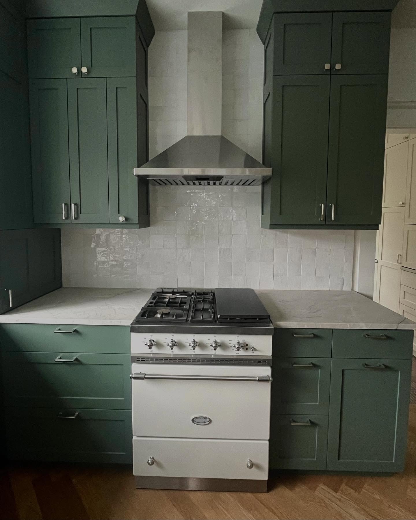 Kitchen remodel with custom cabinetry.
#lacancherange #crsftsmanhome #pnwbuilders
#seattlecustomhomes #customcabinetry #residentialdesigm