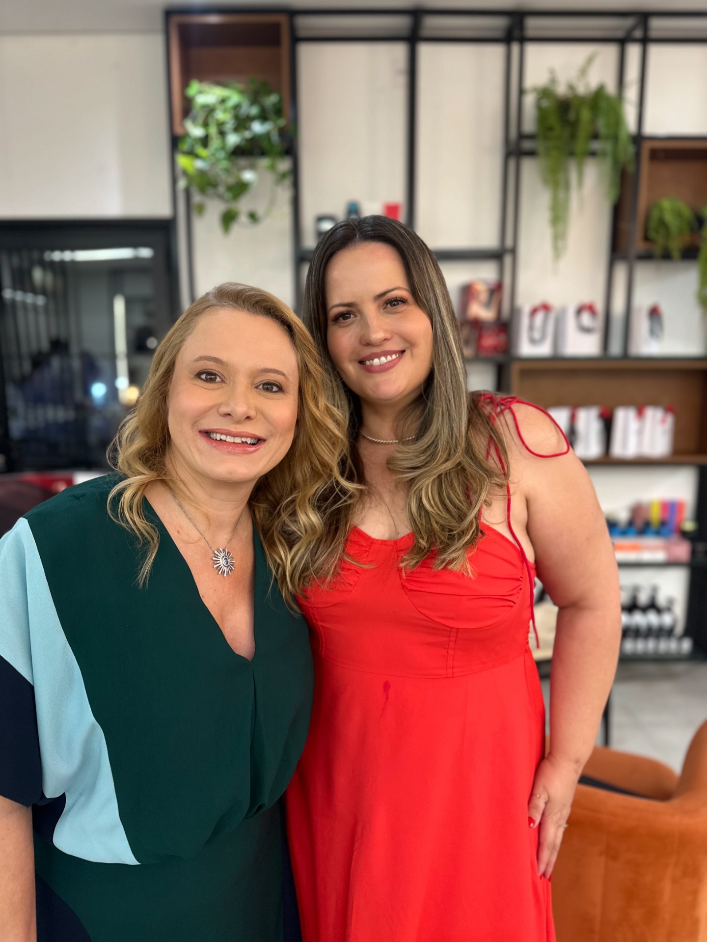 Ontem foi um dia especial, lançamento de uma linha da Vichy para restauração da fibra capilar, Collagen Repair 17. O envelhecimento acomete nossos cabelos, muitas pacientes reclamam da fragilidade , da porosidade e do frizz, que também podem ser causador por excesso de química ou calor ( dano térmico ), por dietas radicais com ou sem canetas emagrecedoras … Em todos esses casos essa linha pode ajudar, e muito ! Testei e aprovei 🌹Obrigada @sikuiawinski pelo convite e @studiojefmascarenhas pelo carinho ♥️