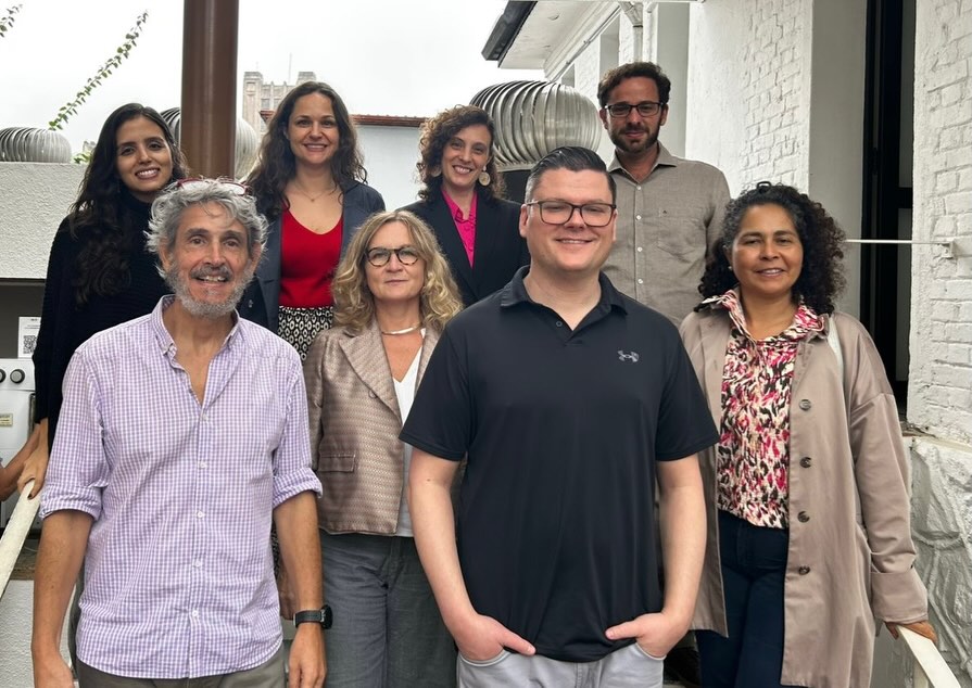 Entre os dias 9 e 12 de março, foi realizado no CEBRAP o seminário híbrido do projeto PAR-CITY - Participação na Cidade: Como as Inovações Participativas Urbanas estão Remodelando a Democracia, a Governança e a Confiança.
Durante os quatro dias de evento, pesquisadoras e pesquisadores do projeto debateram as potencialidades de inovações participativas como Governo Aberto e Orçamento Participativo nas cidades de São Paulo, Buenos Aires e Toronto. O seminário também contou com a presença de representantes da sociedade civil e do governo, que contribuíram para uma reflexão conjunta sobre os limites e as possibilidades dos espaços participativos. Para ler a nota completa sobre o evento, acesse nosso site.
O PAR-CITY é uma iniciativa global de pesquisa contemplada pela FAPESP, no âmbito da plataforma Trans-Atlantic Platform (T-AP). O projeto reúne pesquisadoras e pesquisadores de 21 universidades para analisar experiências de participação em sete metrópoles do norte e do sul global: Buenos Aires, Cidade do Cabo, Lyon, Nova York, São Paulo, Toronto e Varsóvia.
Para saber mais, acesse: https://parcity.org/