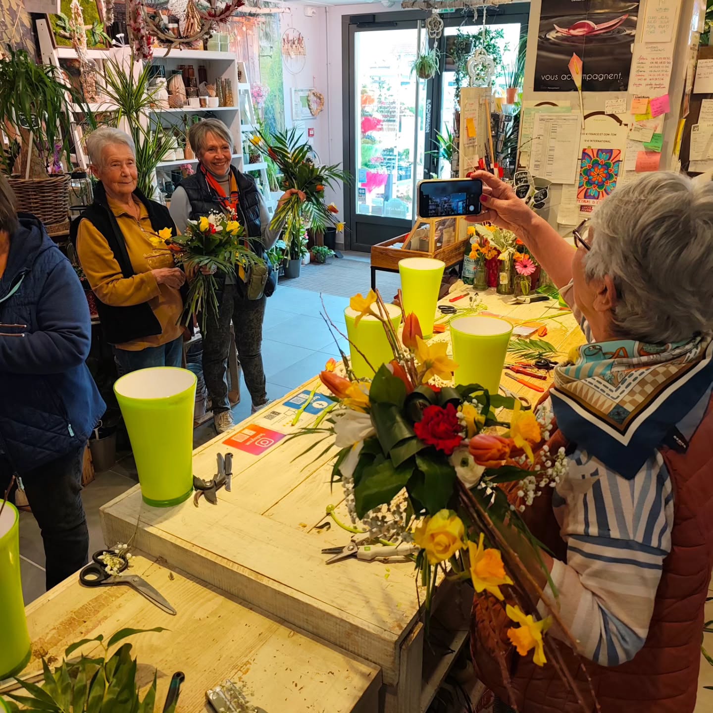 🪻🌷 Ateliers adultes de Mars 🪻🌷
Nous avons réalisé deux belles sessions ce soir et lundi dernier !
Dernier atelier 'bouquet rond mais long ' vendredi prochain à 19h10
Il nous reste 3 places ! Dès 13 ans, 38€
Et pour la poule fleurie il reste aussi de la place en avril les deux vendredis !
Le nouveau planning vous sera dévoilé lundi !
Belle soirée à tous 🫶
Et un profond merci pour votre fidélité !!!
#petalesdemotion
#lachapelledelatour
#fleuriste