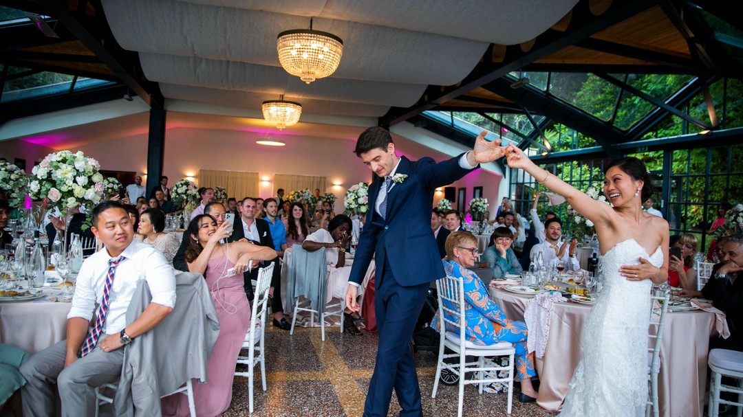 ✨🎶 Il tuo matrimonio da sogno con WeddingParty! 💍🎉
Vuoi un matrimonio che lasci tutti senza fiato? Con WeddingParty, ogni momento del tuo giorno speciale diventa un’esperienza indimenticabile presso la splendida Villa Rusconi-Clerici di Pallanza. 🏰🌊
💃 Animazione coinvolgente: Dai giochi divertenti ai balli di gruppo, garantiamo il massimo divertimento per tutti i tuoi ospiti, creando ricordi preziosi per te e i tuoi cari.
🎇 Fontane luminose mozzafiato: Aggiungi un tocco magico al tuo matrimonio con le nostre spettacolari fontane luminose, perfette per il taglio della torta o per un primo ballo indimenticabile sotto le stelle. ✨
Con WeddingParty, ogni dettaglio è curato con amore e dedizione per rendere il tuo matrimonio a Villa Rusconi-Clerici un evento da favola. Contattaci per creare insieme la festa dei tuoi sogni! 🌹
📞 Prenota ora e rendi il tuo giorno speciale ancora più luminoso e memorabile! ✨
+39 392 4964392
www.wedding-party.iy
#WeddingParty #VillaRusconiClerici #MatrimonioDaSogno #AnimazioneMatrimoni #FontaneLuminose #VareseWeddings #CelebrateWithUs