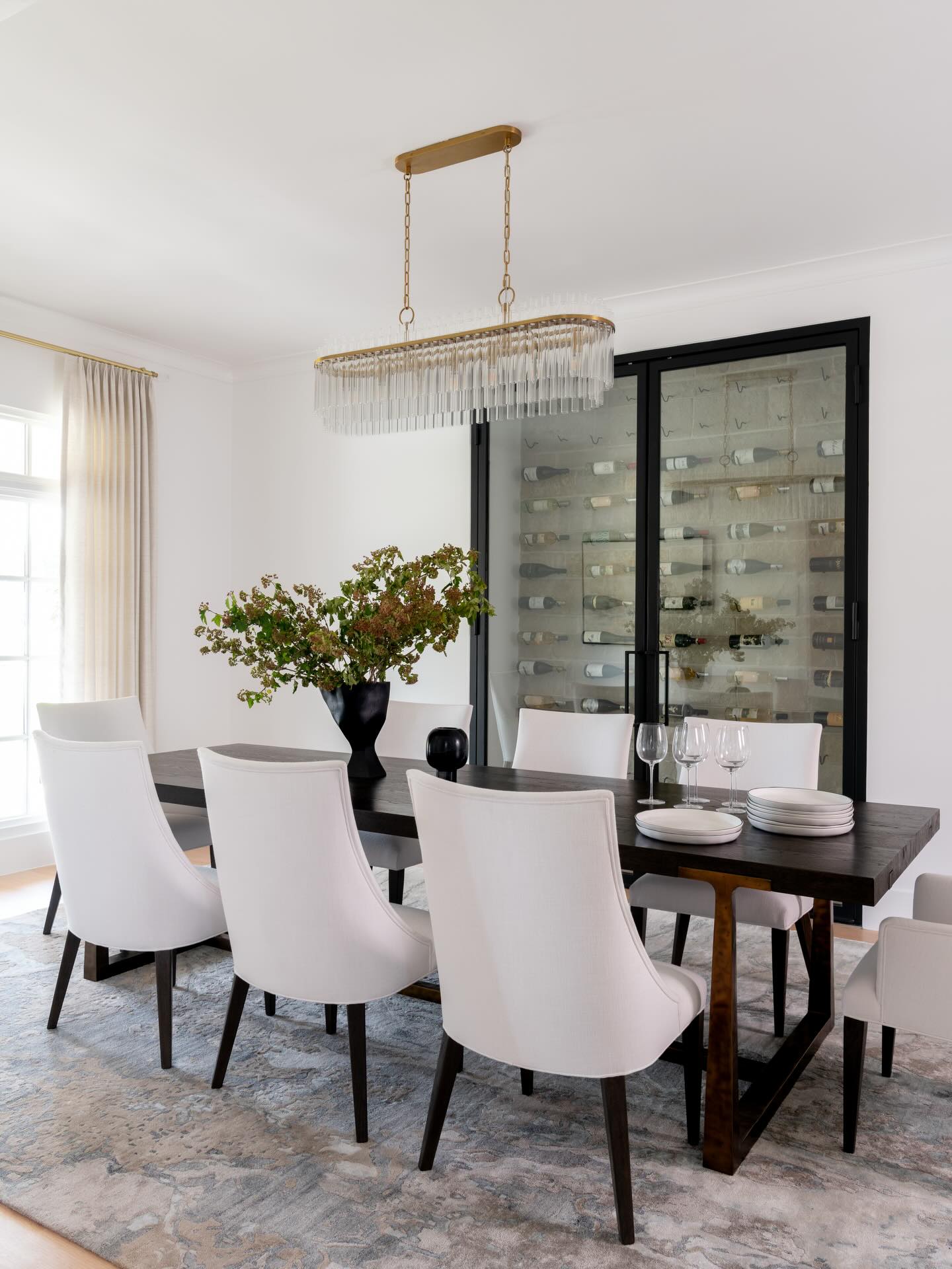 The elegant host.
#studiowhiteinteriors #diningroomdesign #interiordesigners #dallasdesigners