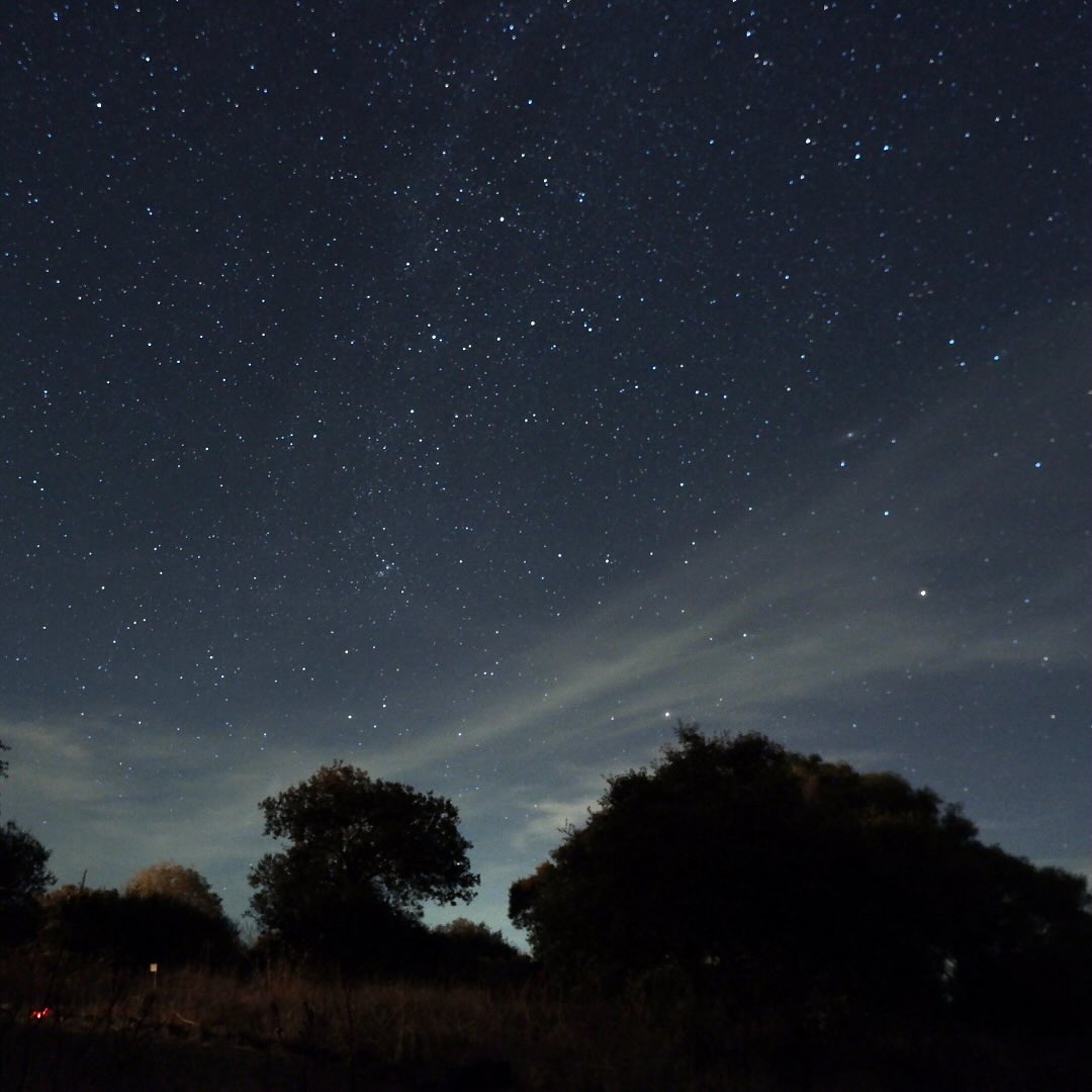 O céu desperta em nós curiosidade sobre o desconhecido e desejo de explorar. Olhar para o céu faz-nos sentir parte de algo mais vasto e grandioso. Aqui sob a reserva DarkSky Alqueva estamos inseridos numa zona privilegiada para compreender porque o céu tanto nos fascina. No Montimerso, uma vez por mês, recebemos a visita de um astrofísico que, com apoio de um telescópio, nos vai guiar nesta viagem pelo firmamento.
Junte-se a nós na próxima viagem a 28 de março de 2026!
Para mais detalhes:
www.montimerso.pt
info@montimerso.pt
The sky awakens in us a curiosity about the unknown and a desire to explore. Looking up at the sky makes us feel part of something vast and magnificent. Here, under the DarkSky Alqueva reserve, we are in a privileged location to understand why the sky fascinates us so much. Once a month at Montimerso, we welcome an astrophysicist who, with the help of a telescope, will guide us on this journey through the firmament. Join us on our next trip on March 28, 2026!
For more details:
www.montimerso.pt
info@montimerso.pt
#stargazing #observaçãodoceu #estrelas #star #sky #stargazing@montimerso #darksky #alqueva #monsaraz #montimerso #montimersoskyscapecountryhouse #clearskys #alentejo #portugal