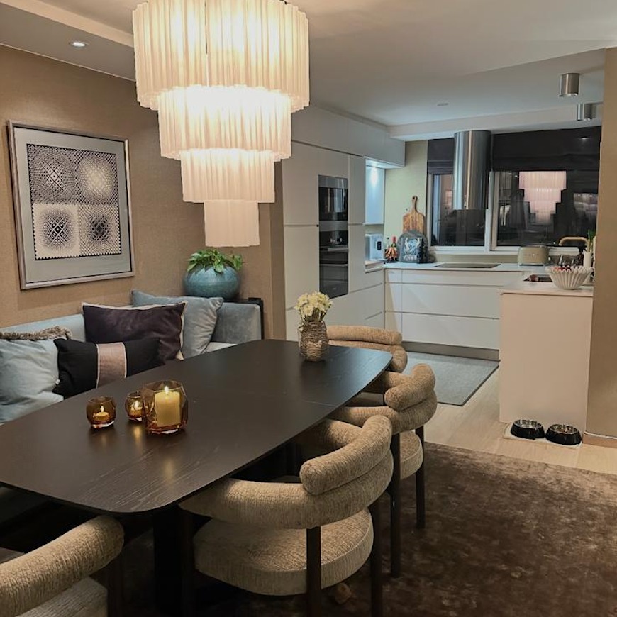 Denne leiligheten har fått et skikkelig løft med oppussing av stue, gang, kjøkken og soverom.
Her har vi jobbet med nye overflater, maling av vegger og dører, samt tapet som gir rommene mer karakter og varme. Det er ofte ikke de største grepene som skal til – men når alt gjøres helhetlig, merker man stor forskjell både i uttrykk og stemning.
Farger, materialer og detaljer spiller sammen på en helt annen måte nå, og leiligheten fremstår både lysere, roligere og mer gjennomført enn tidligere.
Sveip for å se før og etter.
#oppussing #renovering #totalrenovering #gang #vindfang #garderobe #interiør #interiørinspirasjon #bolig #hjem #byggeprosjekt #entreprenør #håndverk #tømrer #snekker #bygg #før #etter #førogetter #ymroas