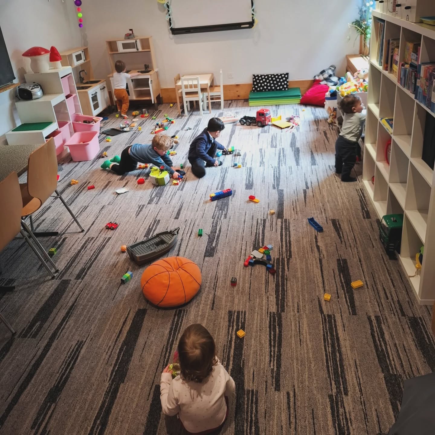 Busy day in the ski nursery! 🎉
@schweizerskischulesaasfee
#saasfee #saastal #saasfeedaycare #playroomsaasfee #babysittersaasfee