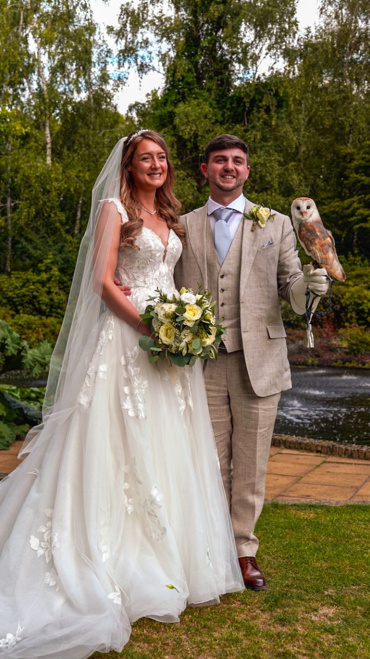 Congratulations to Emily and James, yesterday was beautiful!
Had a great day with @rivervalebarnweddings crew, amazing job!
And definitely one of most unique experiences with @photoforrester rest it was my pleasure 🙌🏻
Oh and Owl 🤯 @csr_falconry
@emily.purcell95
@kodamayaclouds
@rivervalebeauty
@walkiesweddingbyellis
@flowermonkey