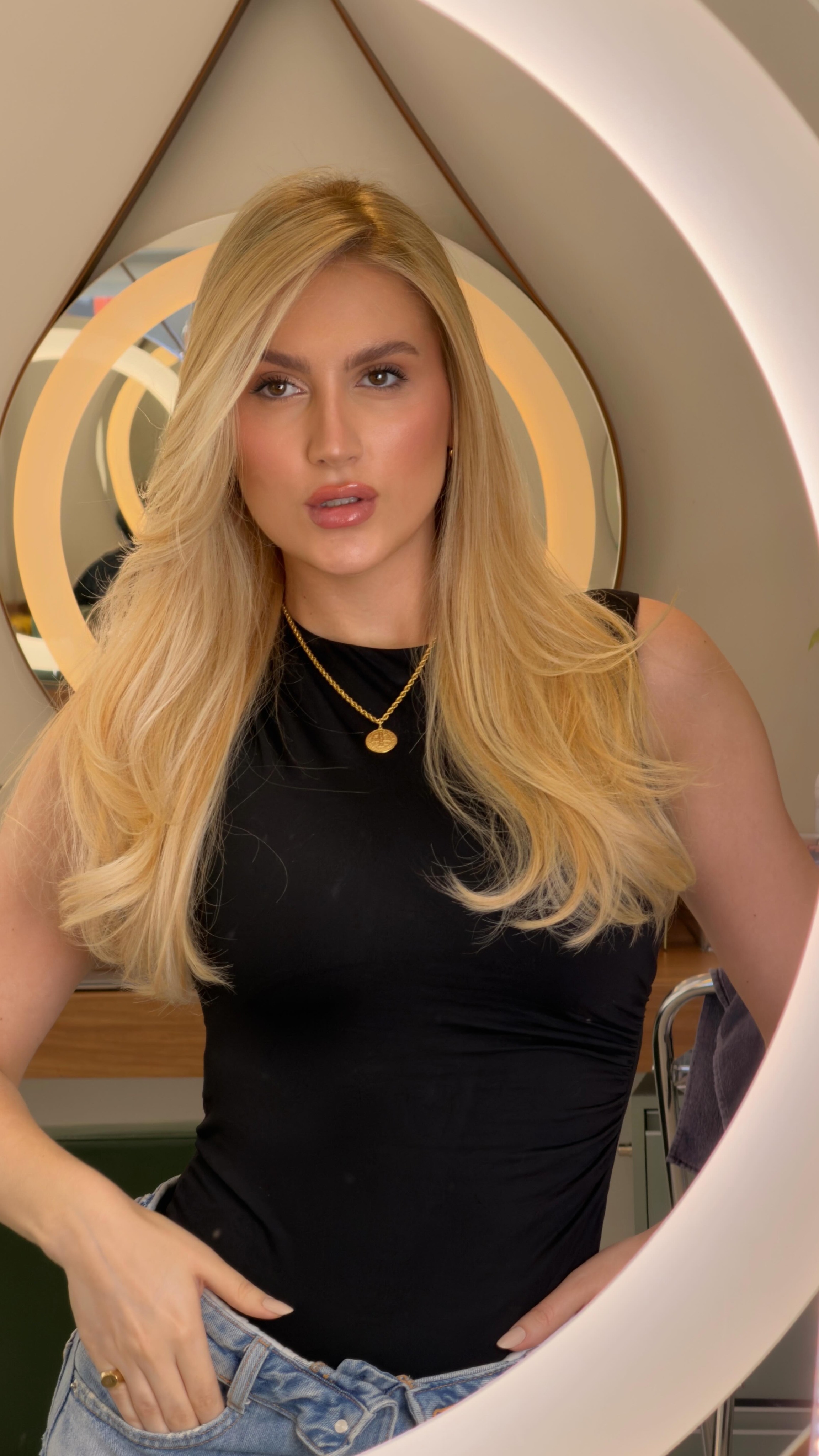 SUMMER GLOW ☀️✨ for @dra.isabellasalewski
.
Um mixes de raizes fria no tom acinzentado natural com comprimento e pontas bege dourado com FLASHS no tom PÉROLA.
.
.
.
.
#hair #loirobege #loiroperolado #mechas #transformação