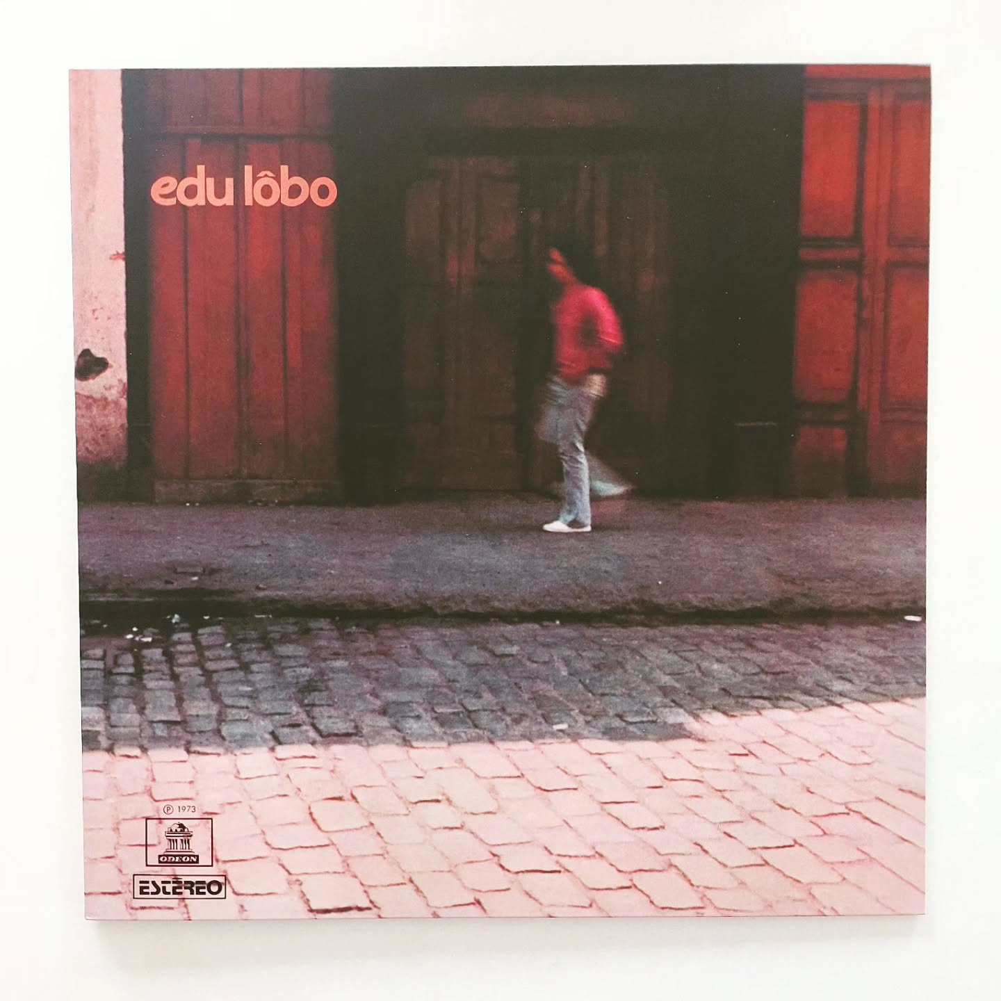 Esse disco não é pra todo mundo.
E não tem problema nenhum nisso.
Edu Lobo aqui não tá tentando te conquistar rápido.
Não tem refrão fácil.
Não tem caminho óbvio.
Tem um lado de canções…
e tem outro que é uma missa.
Literalmente.
E é aí que muita gente desiste.
Só que tem um detalhe:
esse disco quase não aparece por aí.
Original? raro.
Quando aparece, voa.
E agora voltou.
Reedição nova, vinil branco, 180g, lacrado.
Não é só estética.
É oportunidade.
Agora vem a parte que separa:
tem quem escute música…
e tem quem aceita o desafio.
Esse disco não te pega na primeira.
Mas também não vai embora fácil depois.
Se você já ouviu… sabe do que eu tô falando.
Se nunca ouviu… talvez ainda não seja a hora.
Ou talvez seja exatamente agora.
💬 me diz:
você ainda tem paciência pra um disco que não se entrega de cara?
#vinil #mpb #colecionadoresdevinil #clubedovinil #avozdovinil