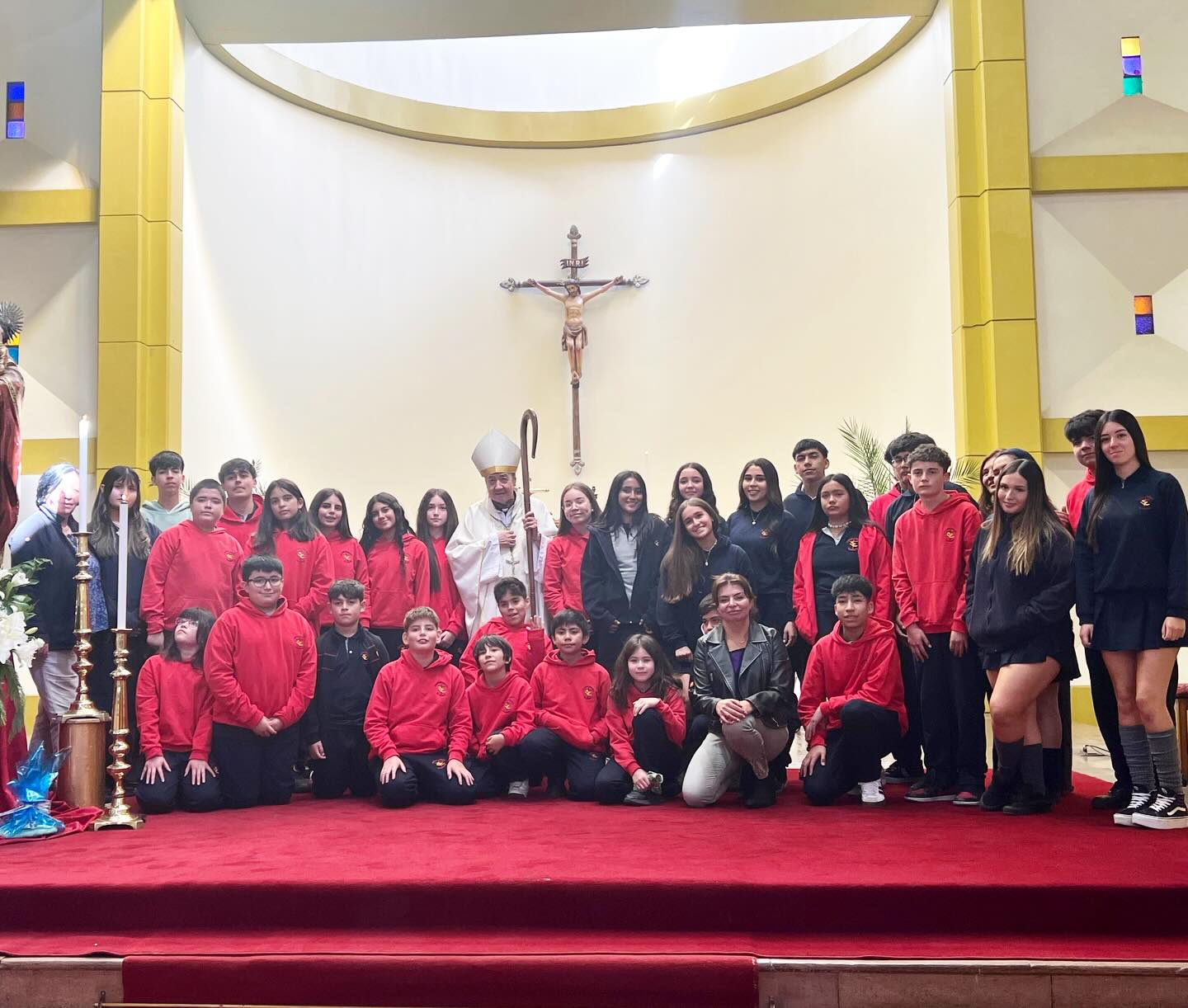 El pasado jueves 19 de marzo, nuestros estudiantes delegados de Pastoral, desde 4° básico a 4° medio, participaron en la Eucaristía de inicio del año escolar, realizada en la Catedral de Melipilla.
Esta significativa celebración fue convocada por nuestro obispo, Monseñor Cristián Contreras Villarroel, junto al Vicario para la Educación, presbítero Vicente Véliz Riffo, reuniendo a los colegios de EDURED en un espacio de encuentro, oración y comunidad.
Nuestros estudiantes asistieron acompañados por integrantes del equipo directivo y pastoral, viviendo un momento profundo de fe que marca el inicio de este nuevo año escolar, poniendo en manos de Dios nuestros sueños, desafíos y aprendizajes.
Agradecemos a nuestros delegados por representar con compromiso y alegría el espíritu de nuestro colegio.