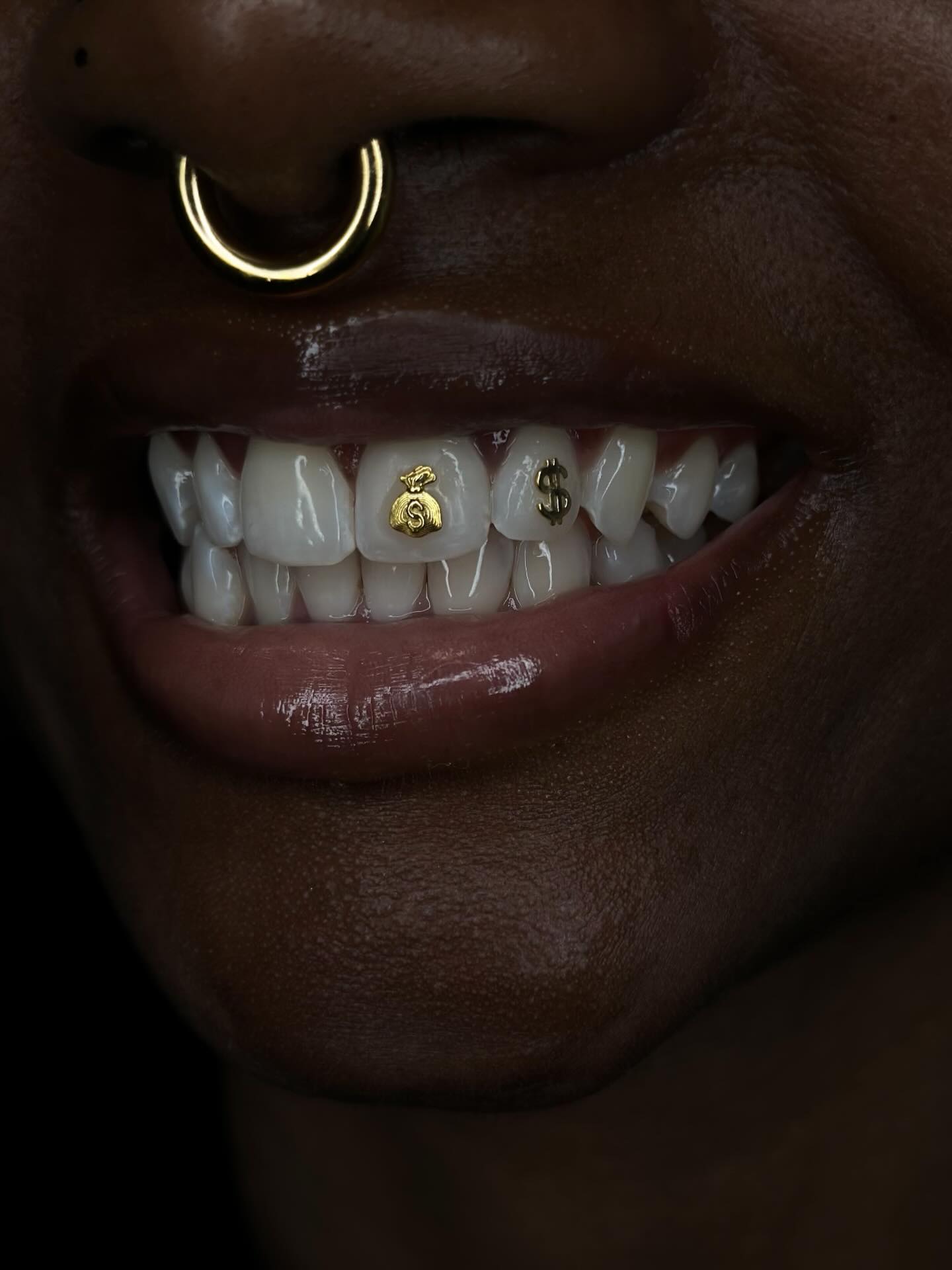 Million dollar smile 💵 ✨
@nickofthewrist still offers Tooth Gems in solid 18k yellow, and white gold. Also plenty of gems to choose from as well!
#StayTrueBodyPiercing
#toothgems