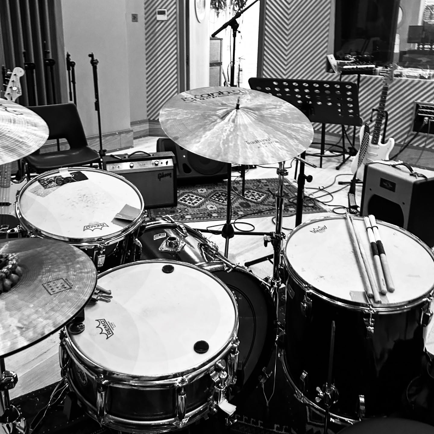 Last week with @corduroywilliams @johnjamesdavies @tombaird_ 🧑🍳🍳
#drumsdrumsdrums @remopercussion @istanbulagop #sessiondrummer #londonmusician #corduroypants #corduroy